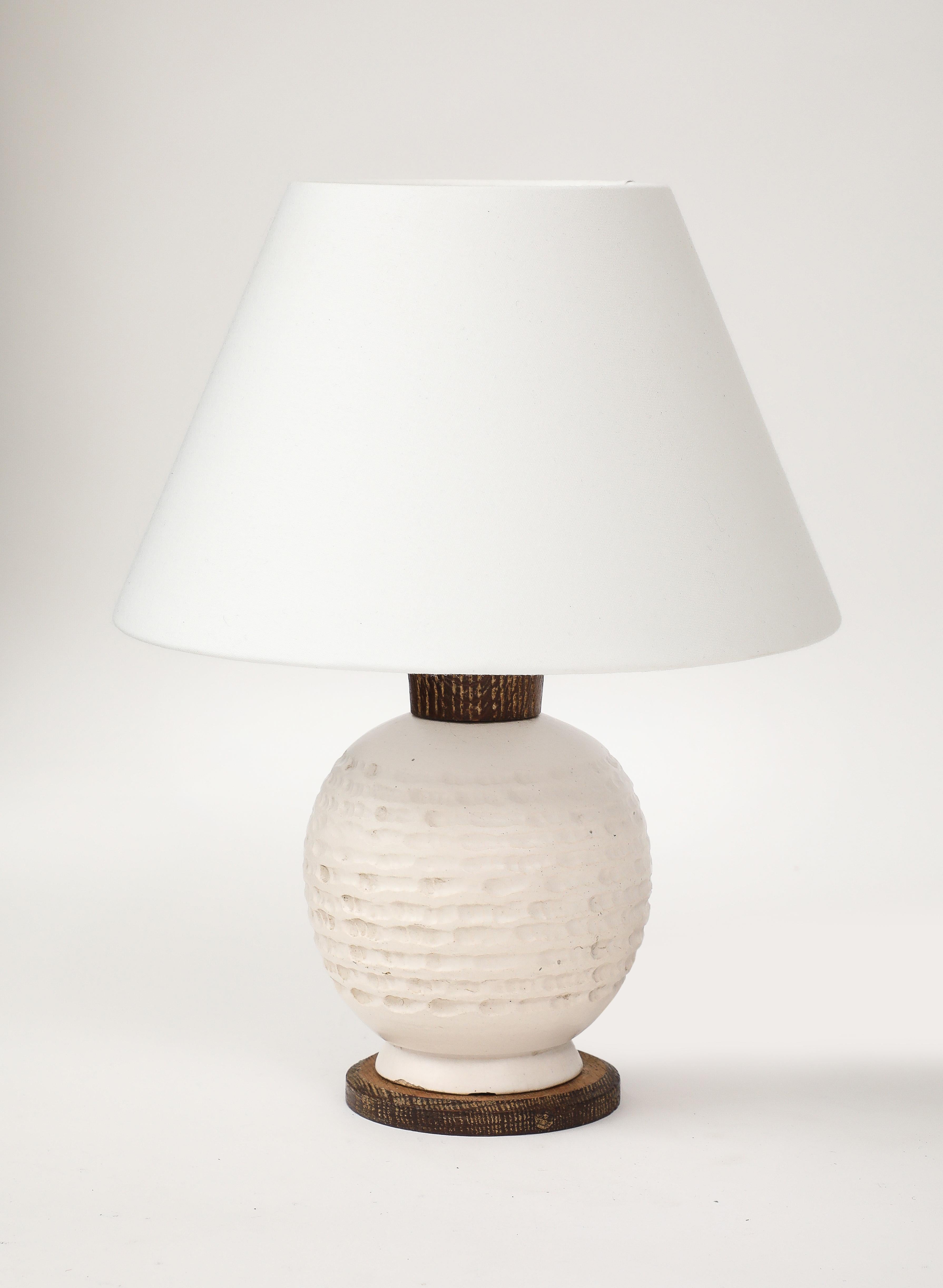 Weiße Keramiklampe mit gekalkter Eiche und Bronzebeschlägen, Frankreich, um 1940

H.	10 Zoll;	H.2.	6,5 Zoll;	Diam.	4.5 in;