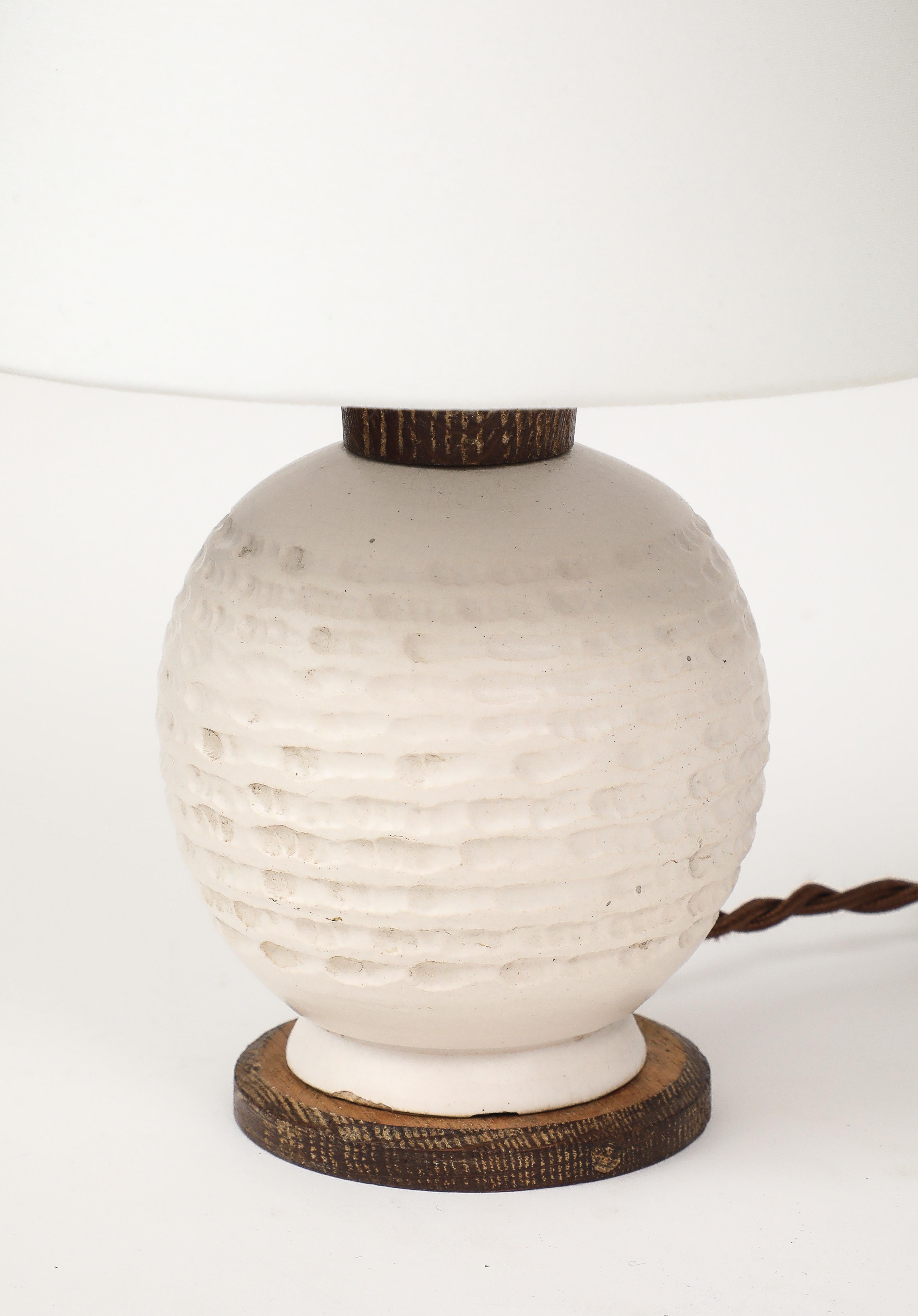 Weiße Keramiklampe mit gekalkter Eiche und Bronzebeschlägen, Frankreich, um 1940 (Art déco) im Angebot