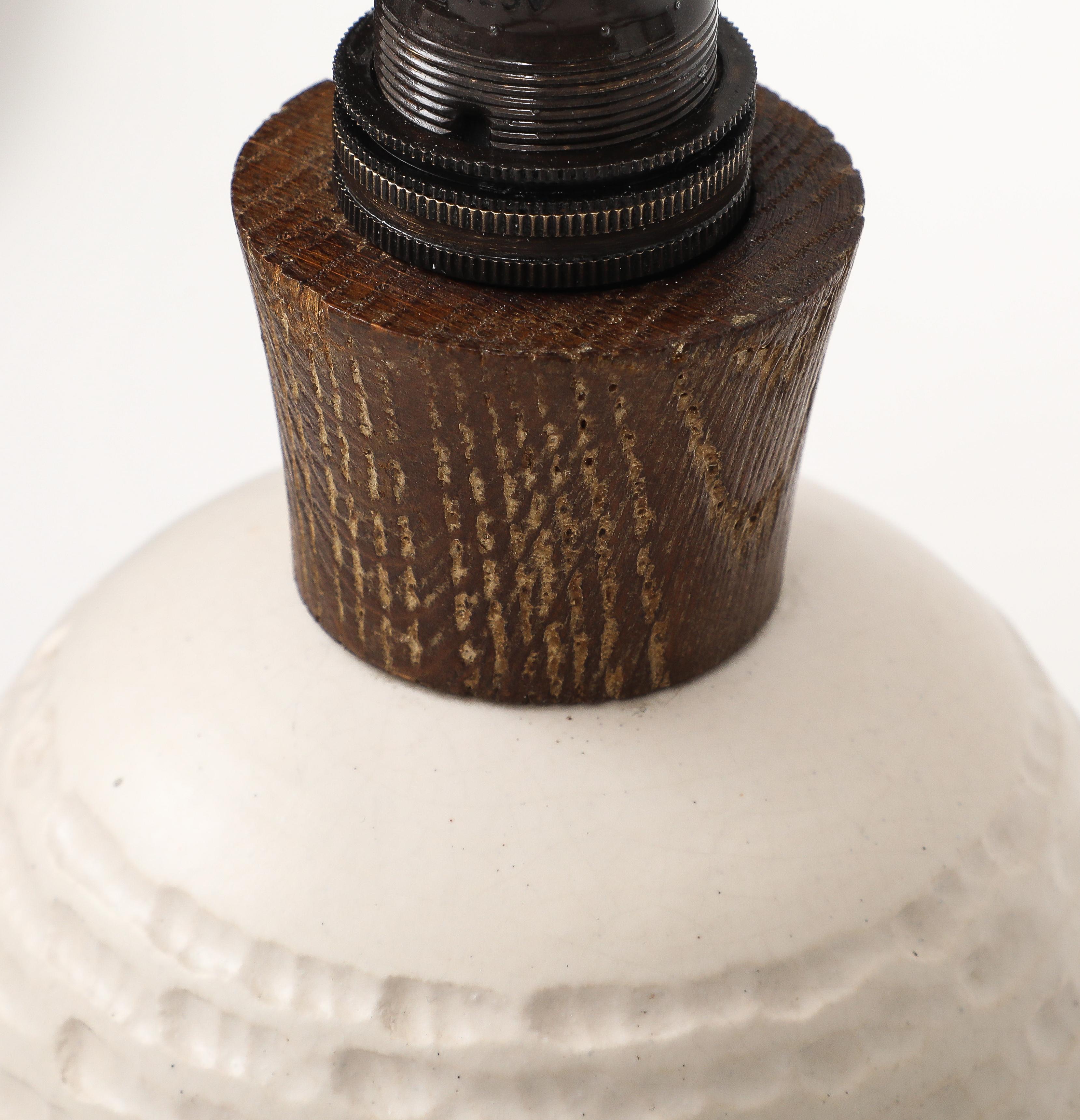 Weiße Keramiklampe mit gekalkter Eiche und Bronzebeschlägen, Frankreich, um 1940 (Gekalkt) im Angebot