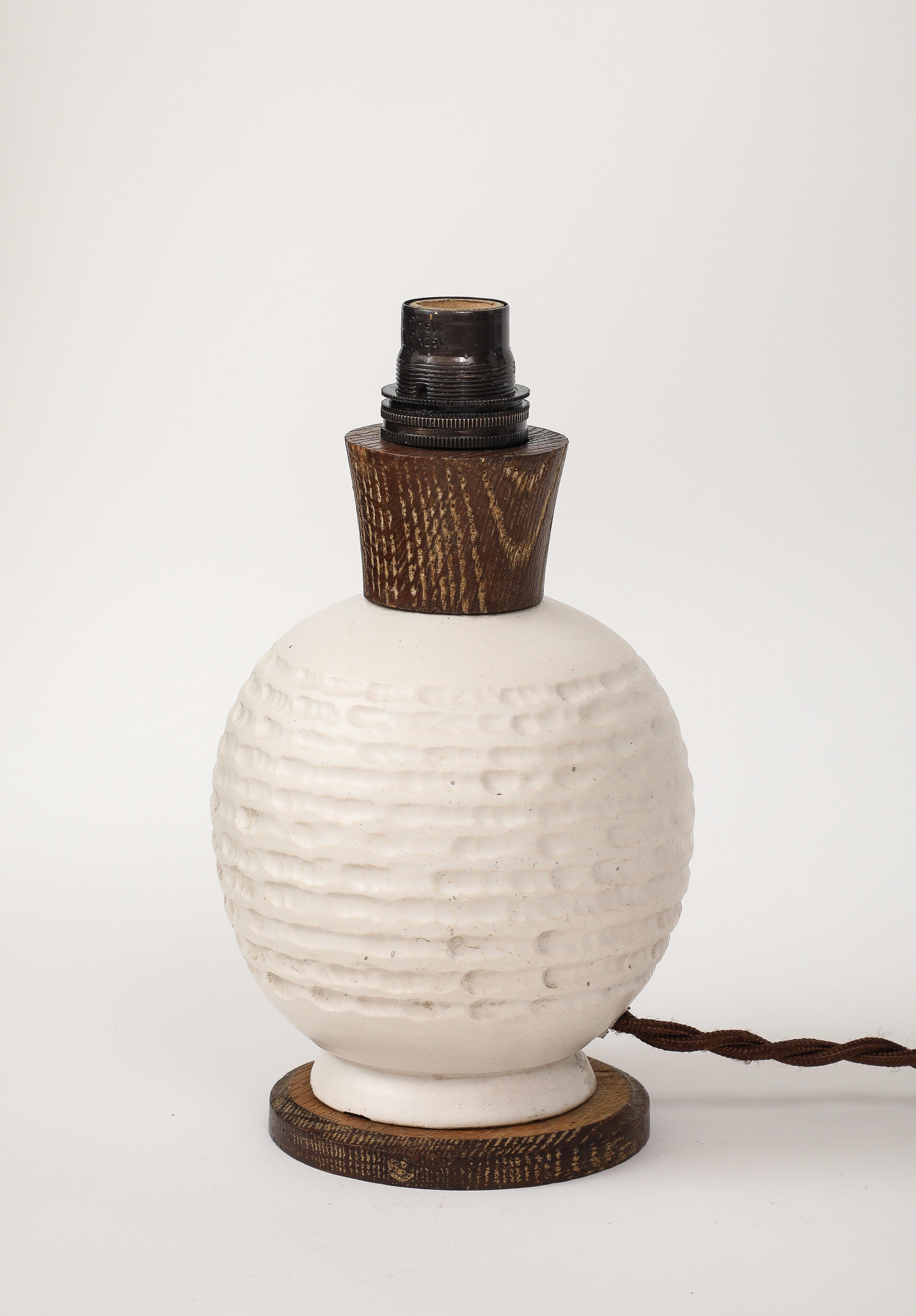 Weiße Keramiklampe mit gekalkter Eiche und Bronzebeschlägen, Frankreich, um 1940 im Angebot 1