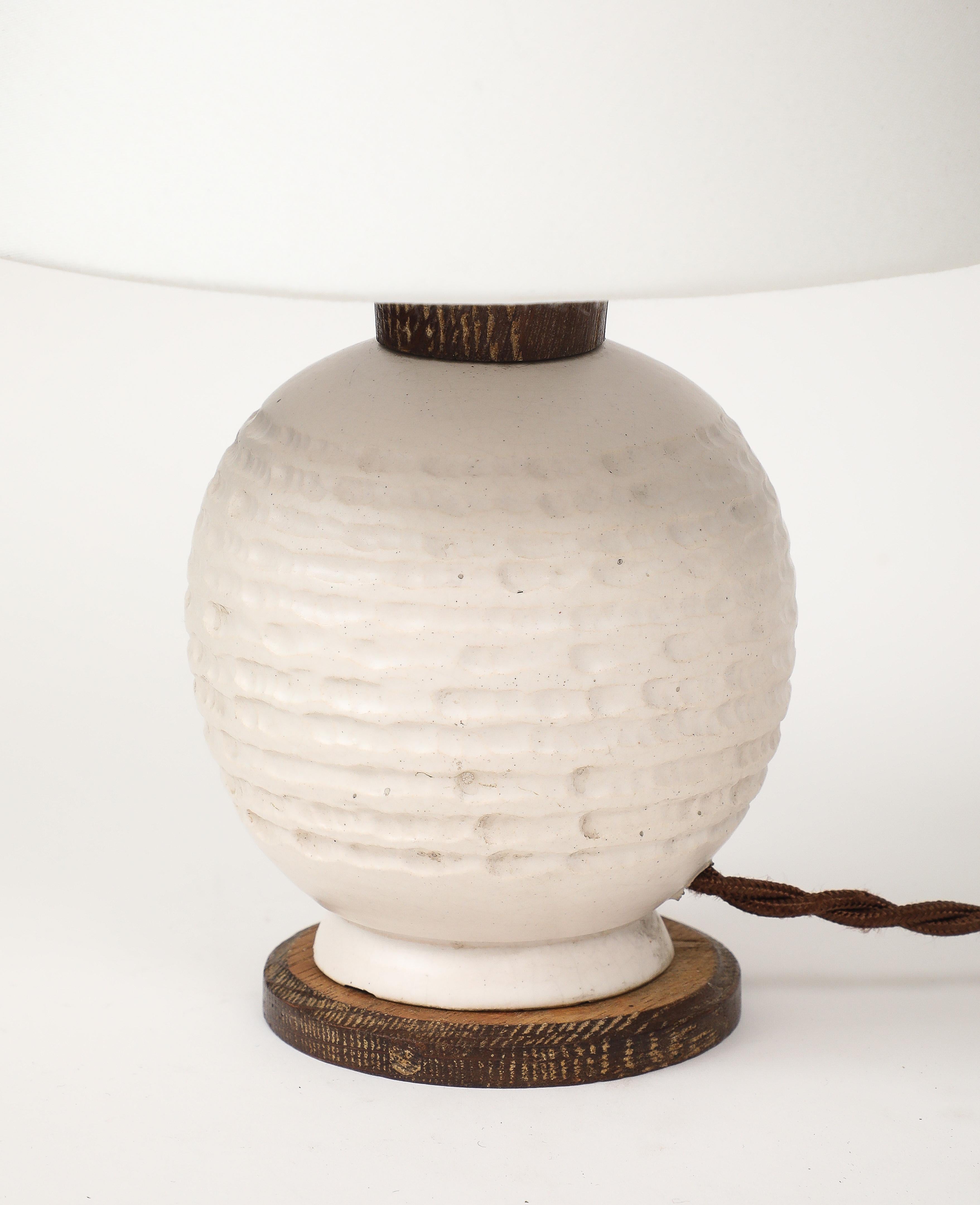 Weiße Keramiklampe mit gekalkter Eiche und Bronzebeschlägen, Frankreich, um 1940 im Zustand „Gut“ im Angebot in Brooklyn, NY