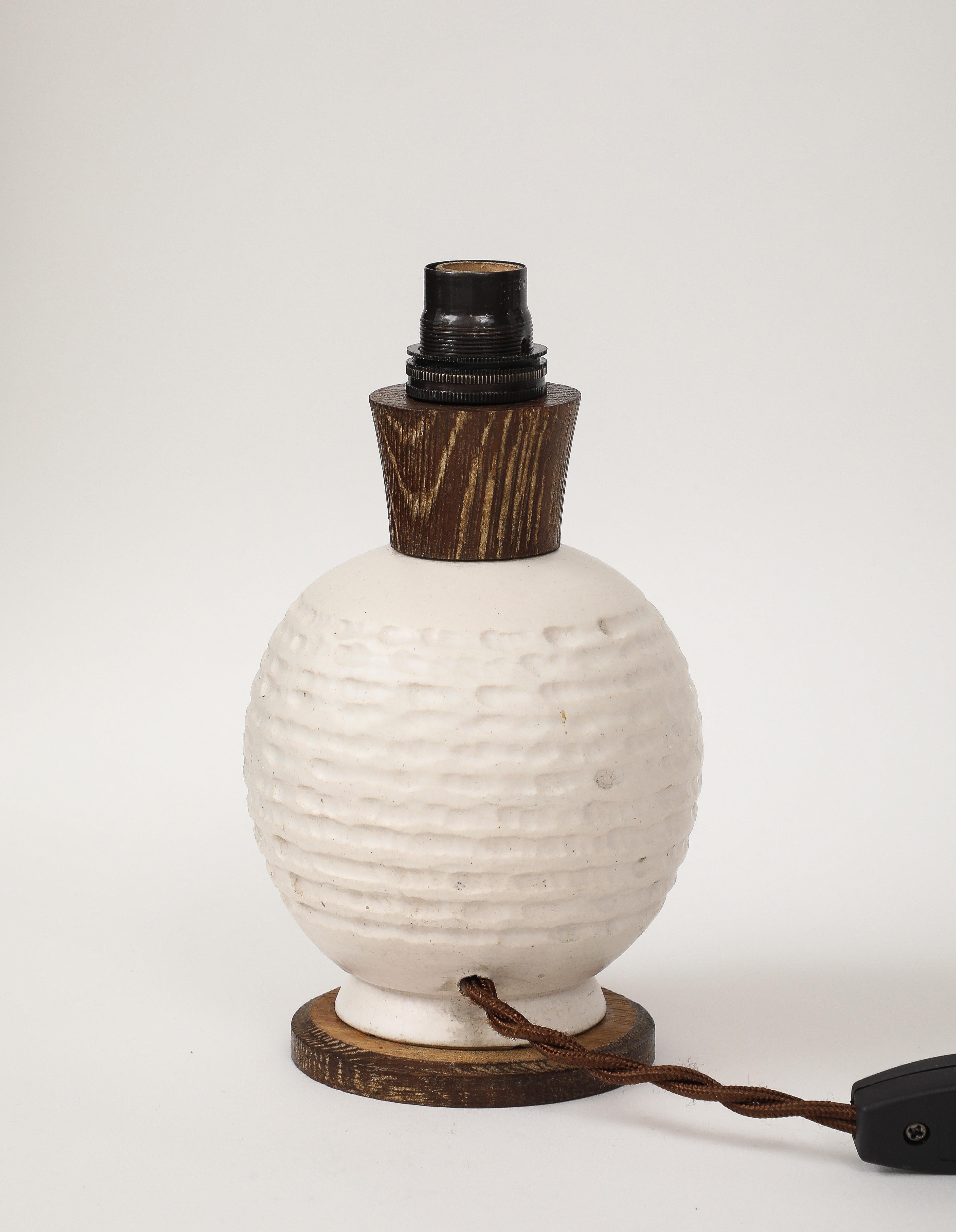 Weiße Keramiklampe mit gekalkter Eiche und Bronzebeschlägen, Frankreich, um 1940 im Angebot 2
