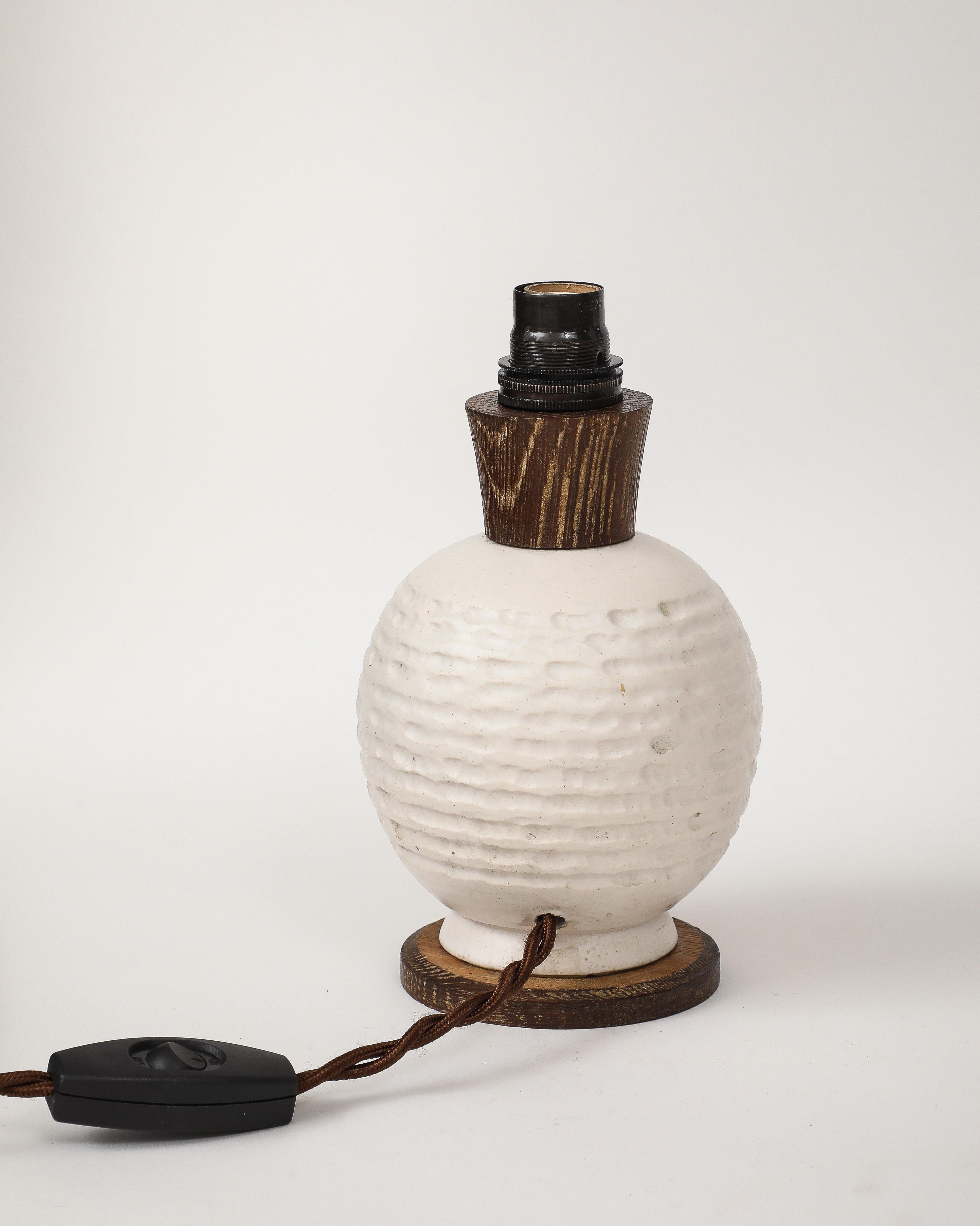 Weiße Keramiklampe mit gekalkter Eiche und Bronzebeschlägen, Frankreich, um 1940 im Angebot 3