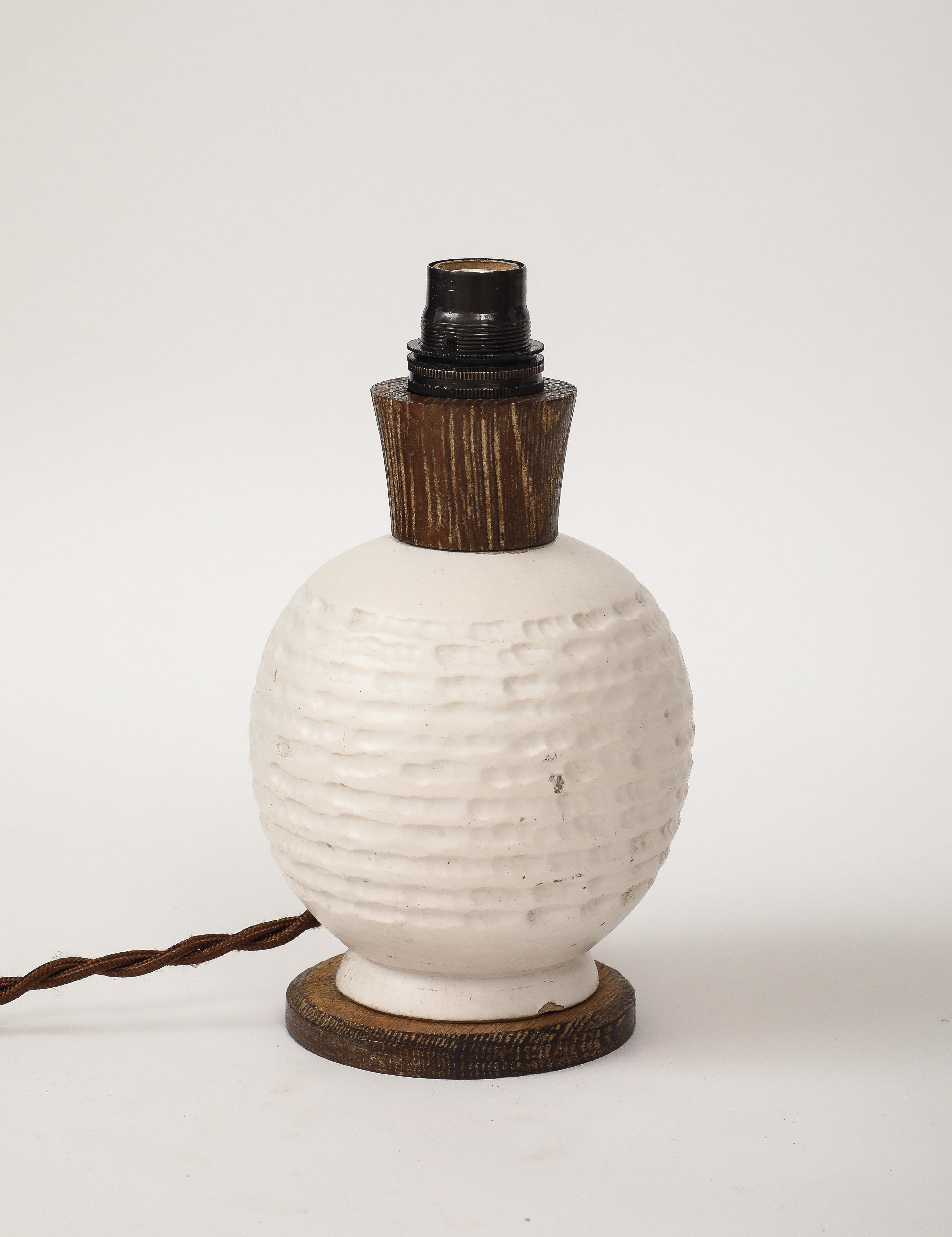 Weiße Keramiklampe mit gekalkter Eiche und Bronzebeschlägen, Frankreich, um 1940 im Angebot 4