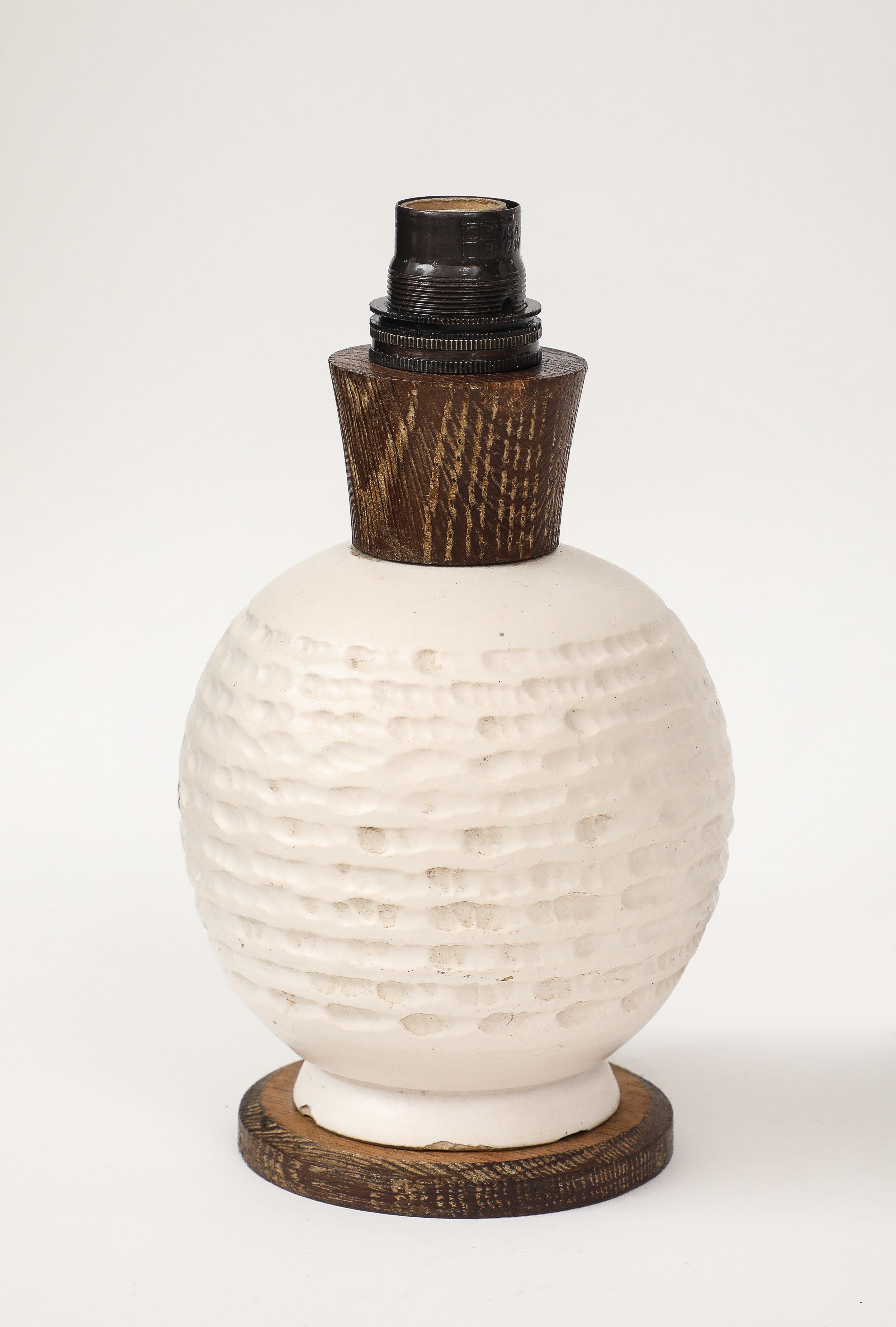 Weiße Keramiklampe mit gekalkter Eiche und Bronzebeschlägen, Frankreich, um 1940 (Mitte des 20. Jahrhunderts) im Angebot