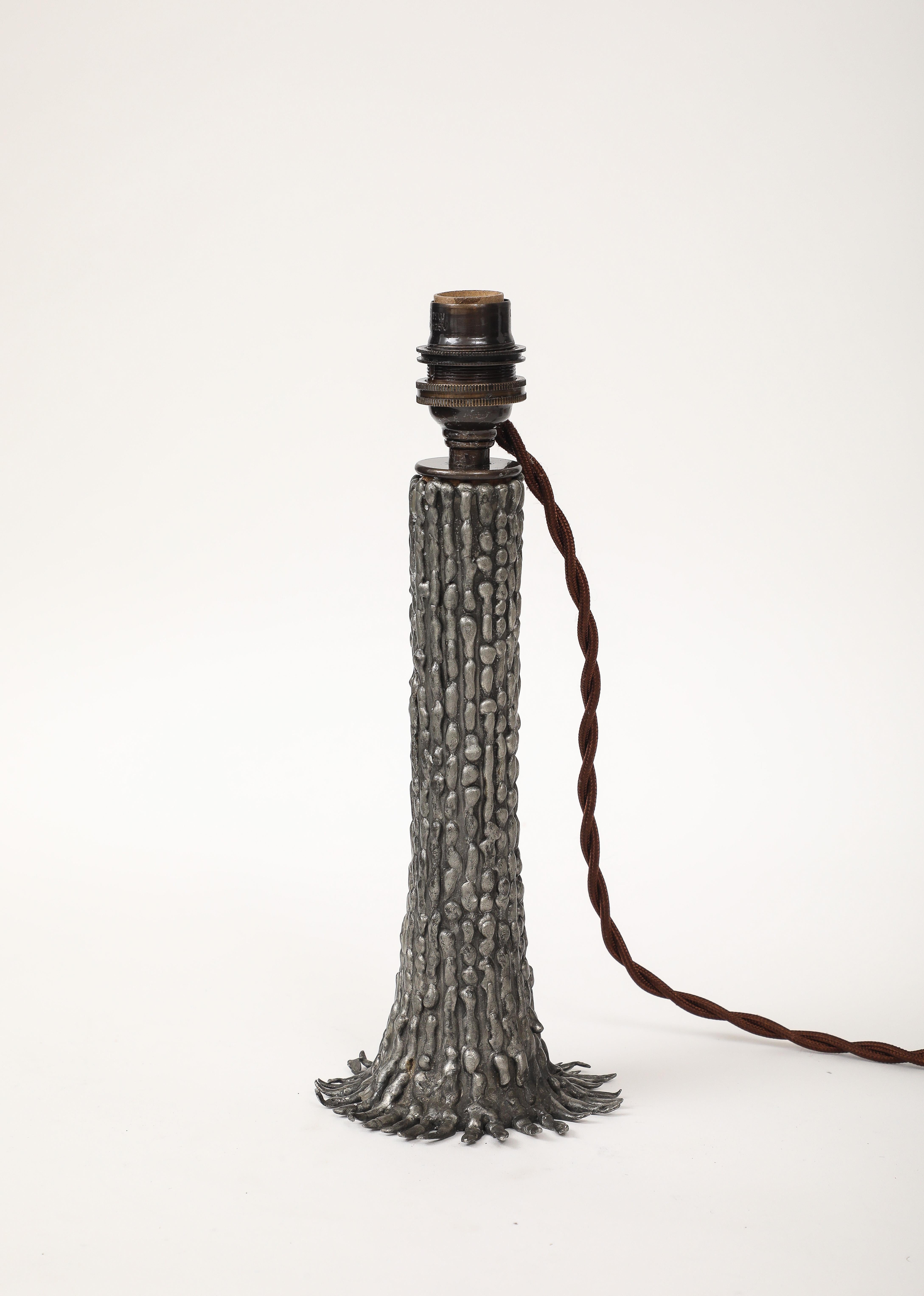 Francese Lampada ad albero in peltro a cera persa realizzata a mano, Francia, c. 1970, timbrata, firmata in vendita
