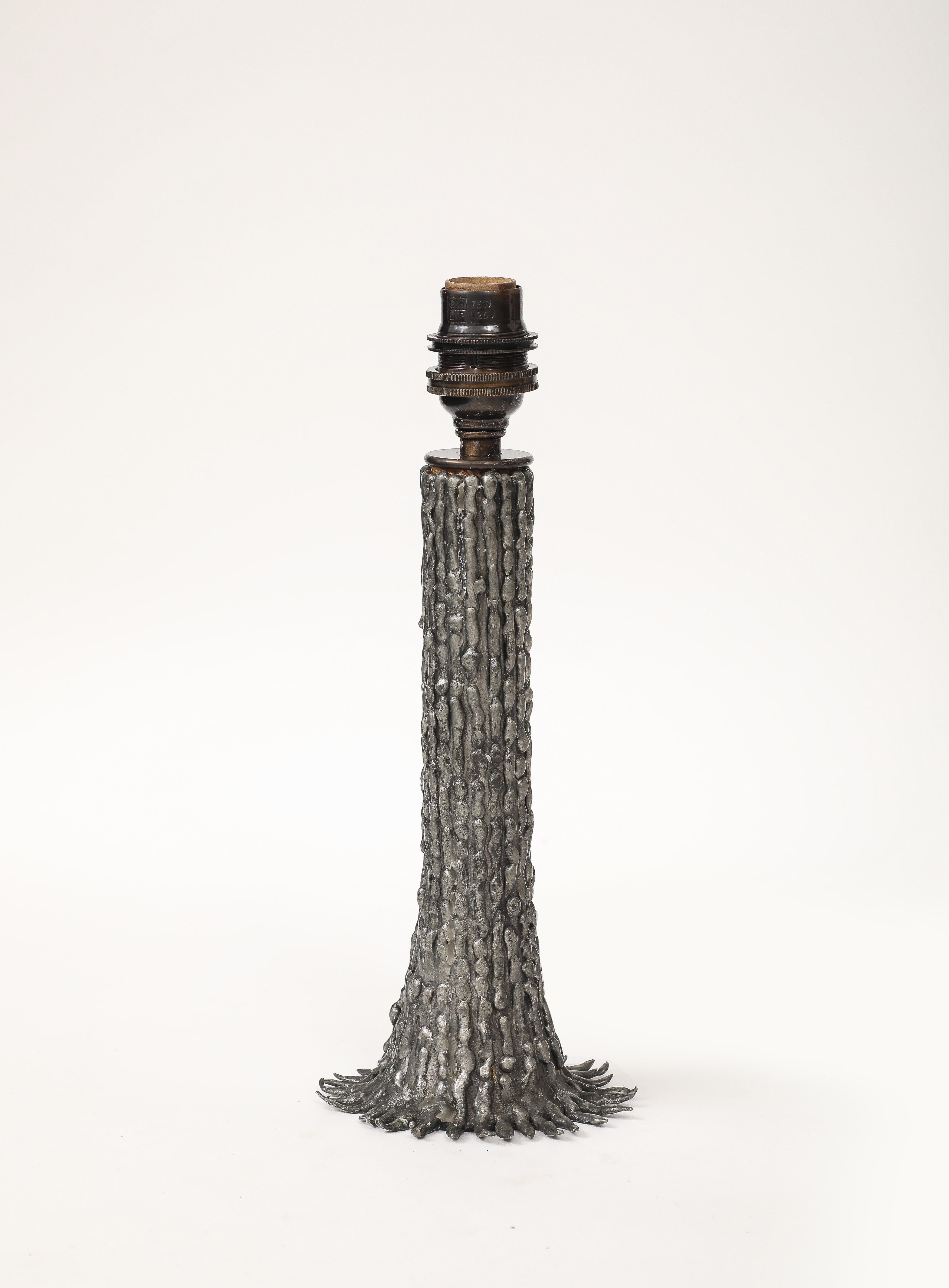 Lampada ad albero in peltro a cera persa realizzata a mano, Francia, c. 1970, timbrata, firmata

Paralume personalizzato fatto a mano in pergamena
