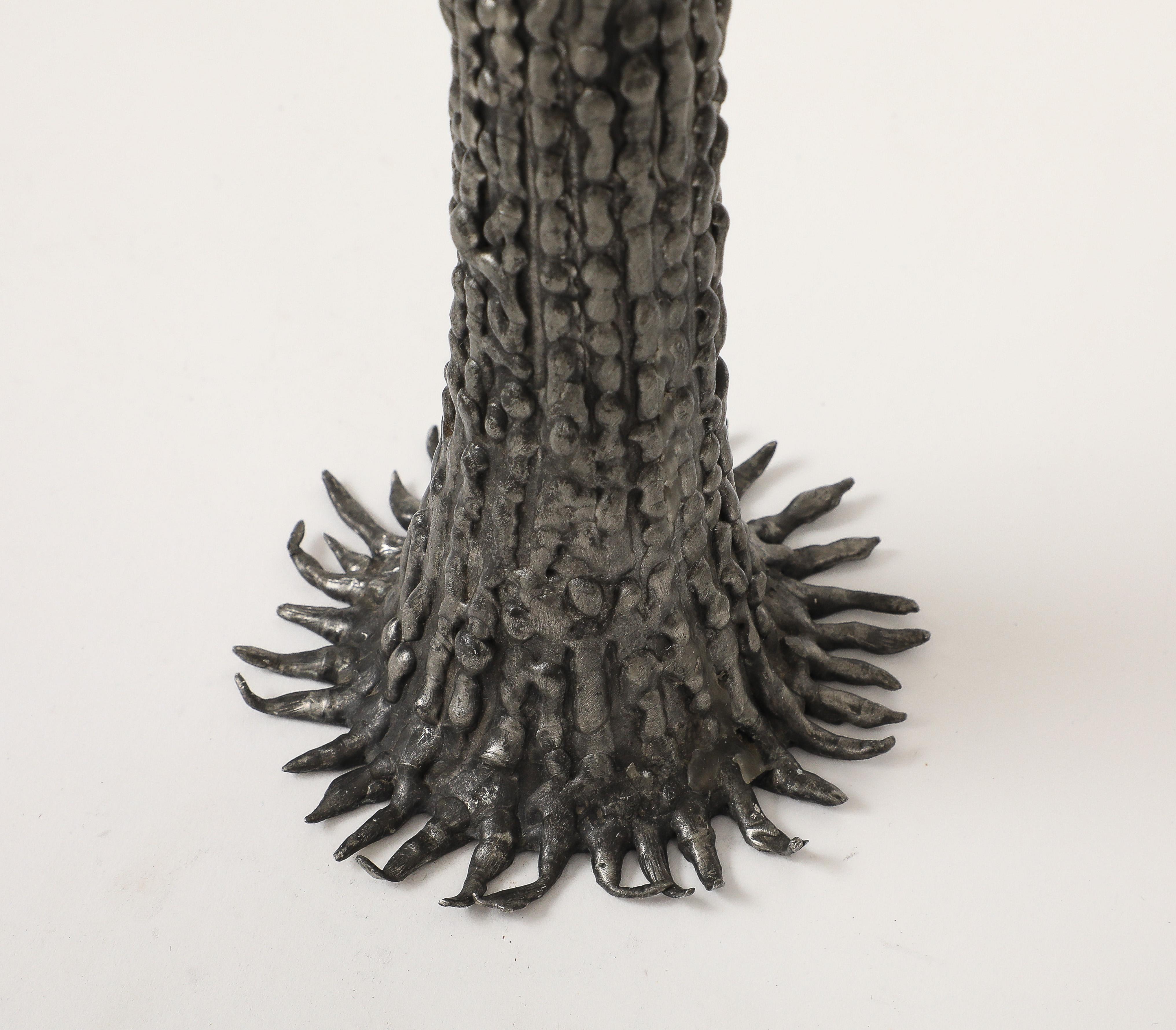 Peltro Lampada ad albero in peltro a cera persa realizzata a mano, Francia, c. 1970, timbrata, firmata in vendita