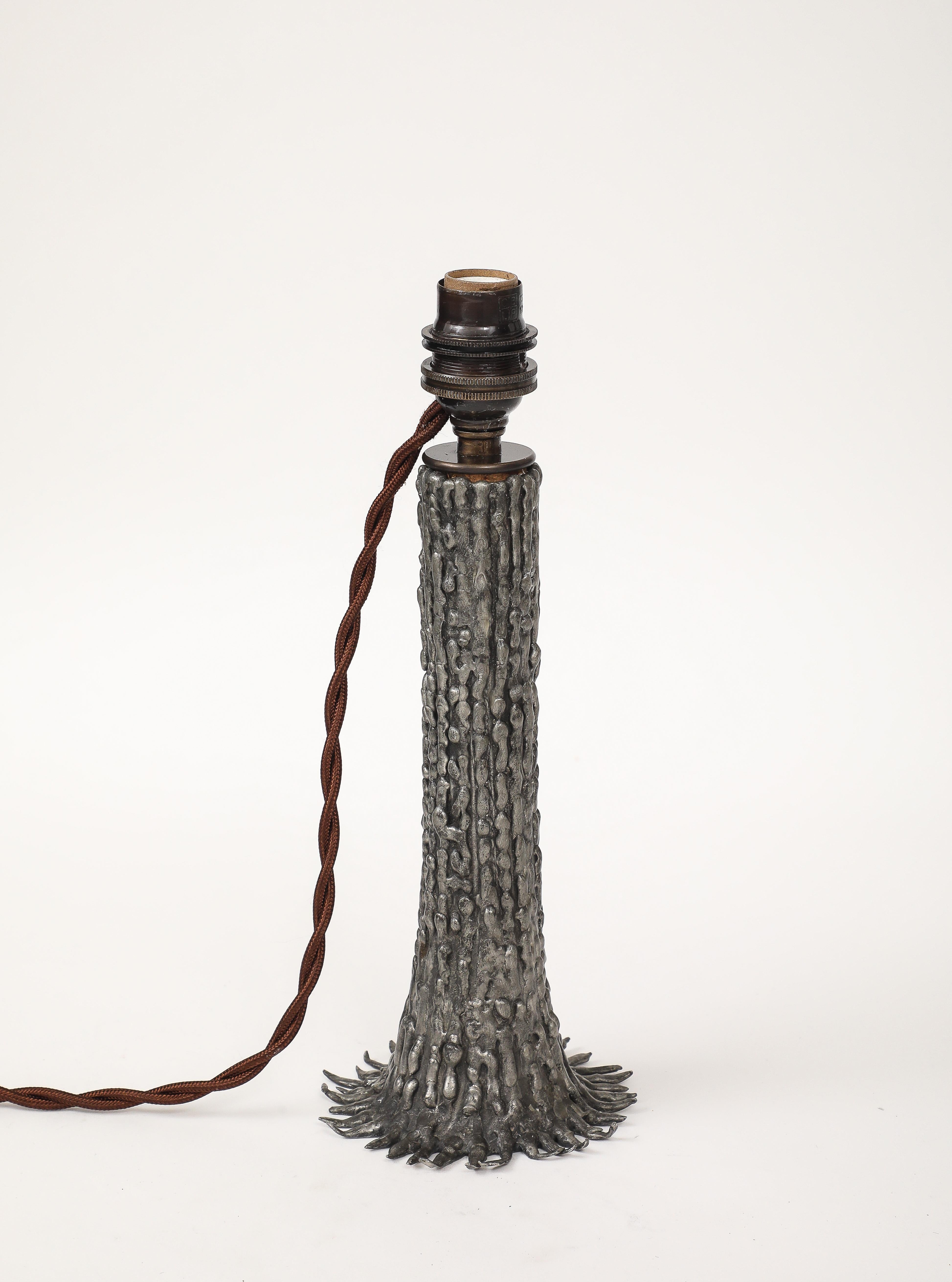 Fine XX secolo Lampada ad albero in peltro a cera persa realizzata a mano, Francia, c. 1970, timbrata, firmata in vendita