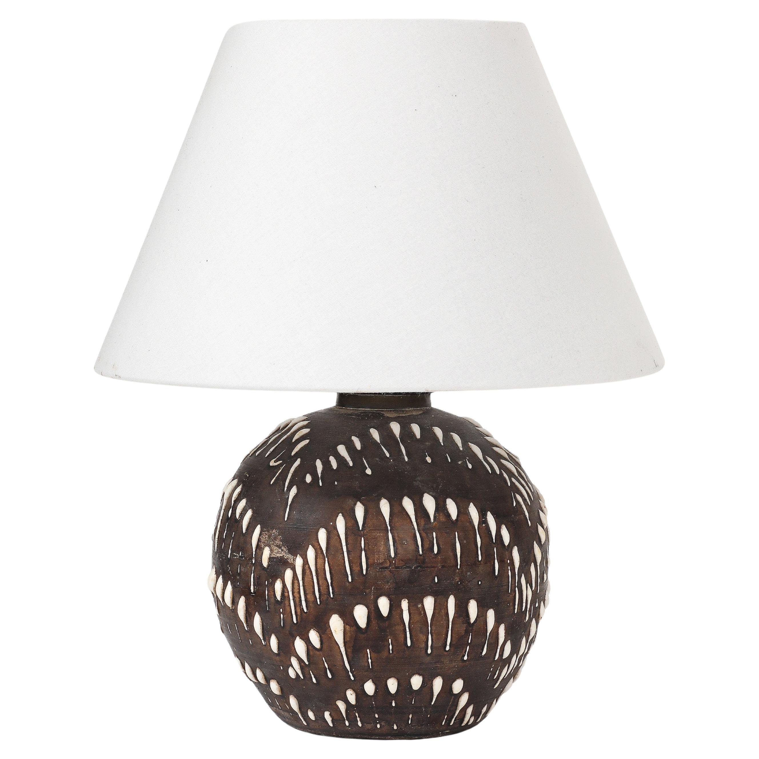 Lampe en céramique à motif " goutte " brun et blanc, France, c. 1935-40 en vente