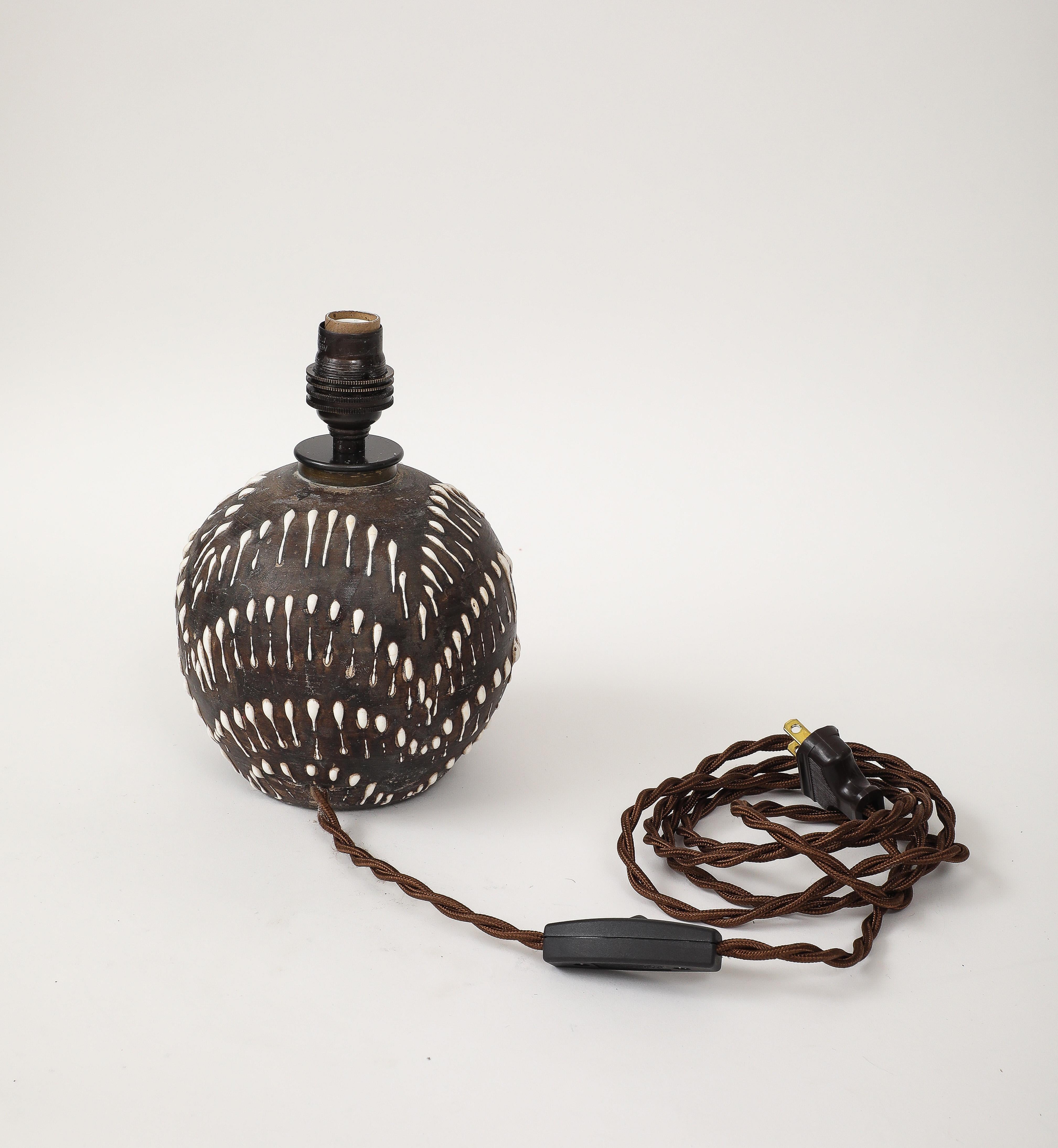 Milieu du XXe siècle Lampe en céramique à motif 
