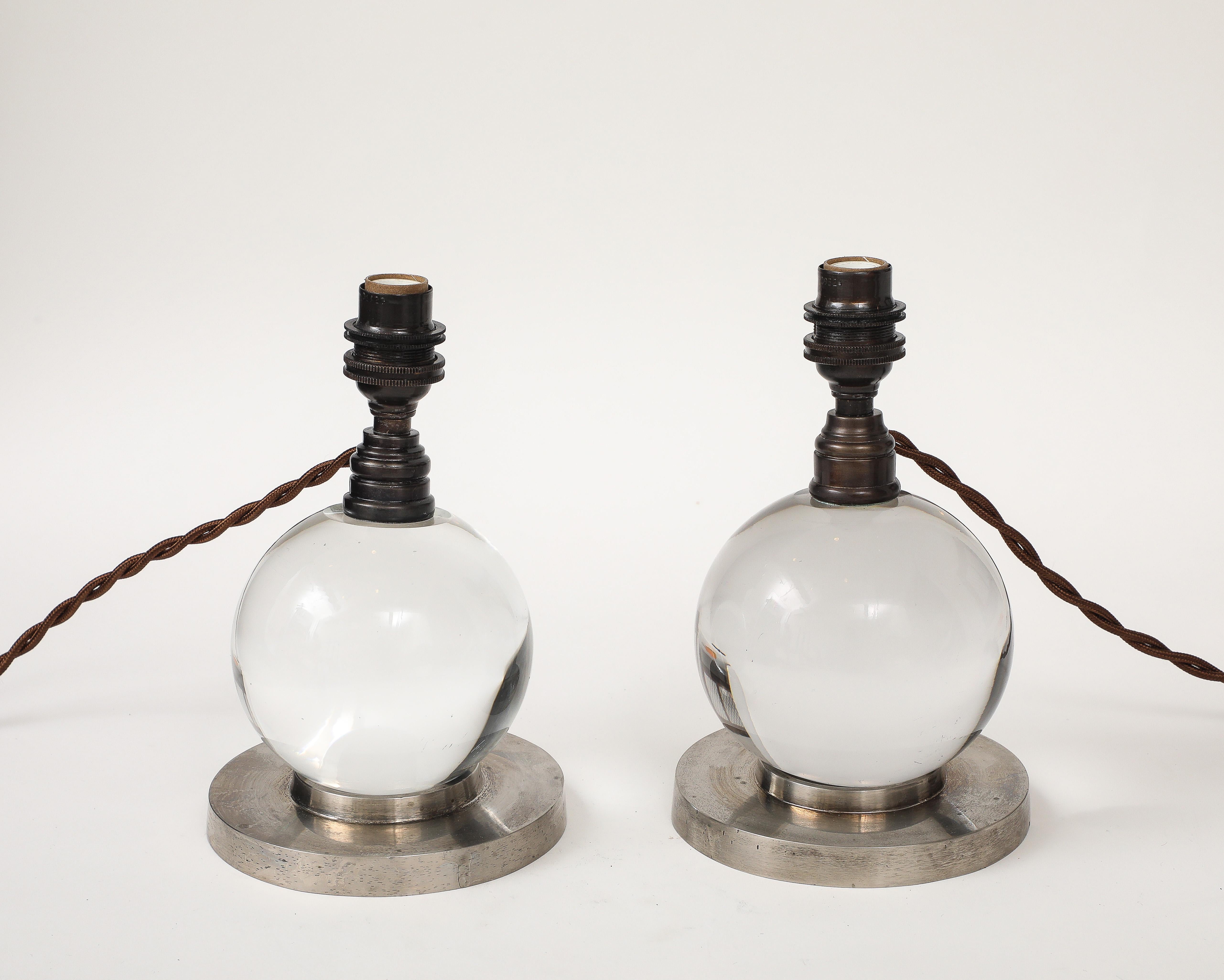 Jacques Adnet, mod. 7706, Baccarat, Paris, Frankreich, 1930

Bronze, Nickel, Pergamenttöne

H: 10, Sockel: 7 7/8 in. hoch, 4 5/8 in. Durchmesser

Literatur: Alain-René Hardy und Gaëlle Millet, Jacques Adnet, Paris, 2009, S. 240
Handgefertigte