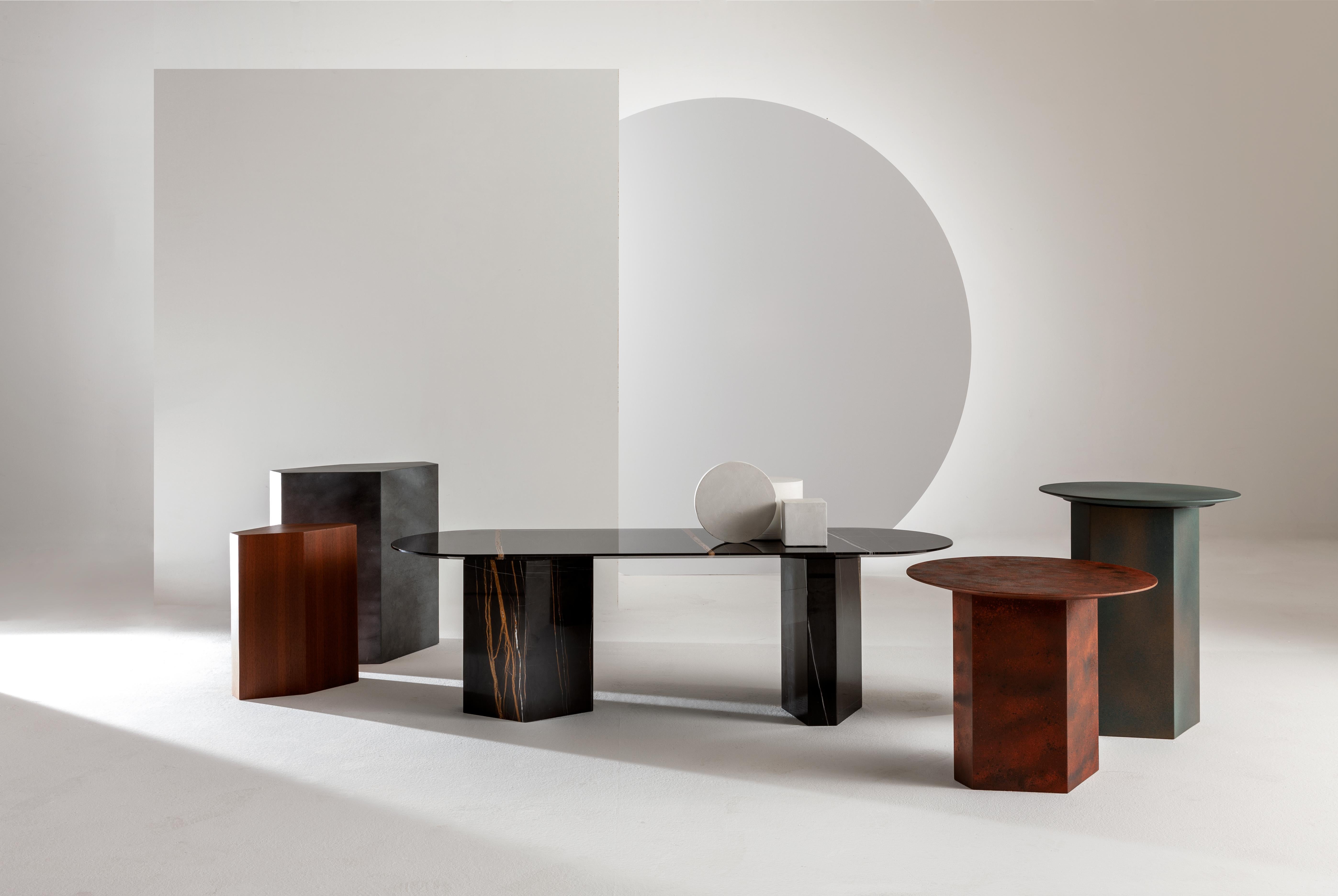 Niedriger Tisch mit sechseckiger Basis und runder Platte mit Ruggine-Dekor.

Als Teil der Collection'S Imperfetto greifen sie das moderne Design des Tisches aus derselben Kollektion mit Eleganz und Stil auf.

Sie sind in verschiedenen Größen und