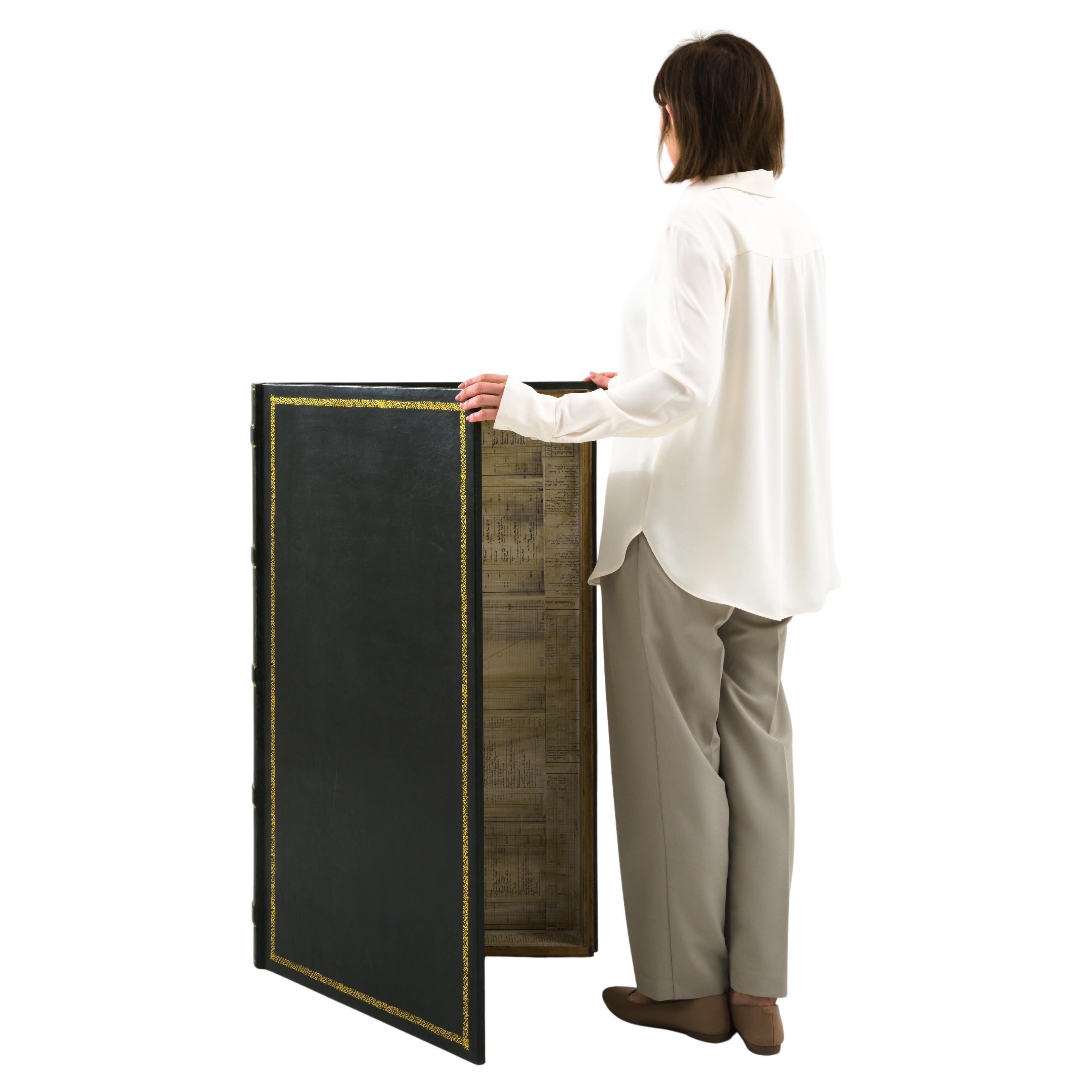 Scatola a forma di libro in legno vintage