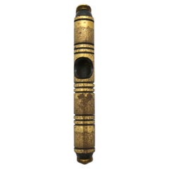 Custodia per Mezuzah in ottone di Hans Teppich, Gerusalemme, circa 1950. Judaica