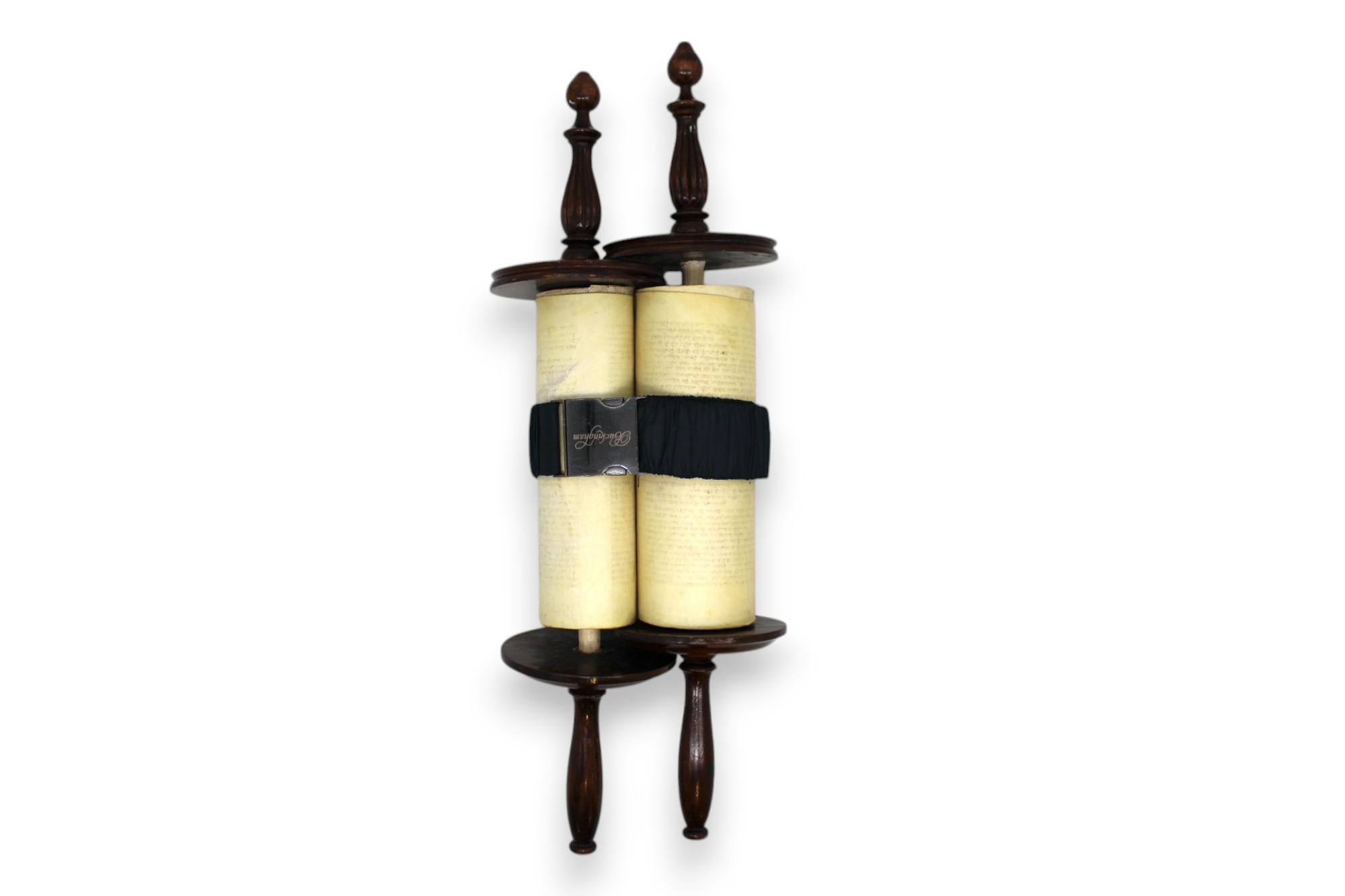 Antico Sefer Torah in miniatura scritto su pergamena - Con cintura originale e manto decorativo

Uno straordinario e raro esempio di Judaica, questo antico Sefer Torah in miniatura è interamente scritto a mano su pergamena autentica (klaf) in