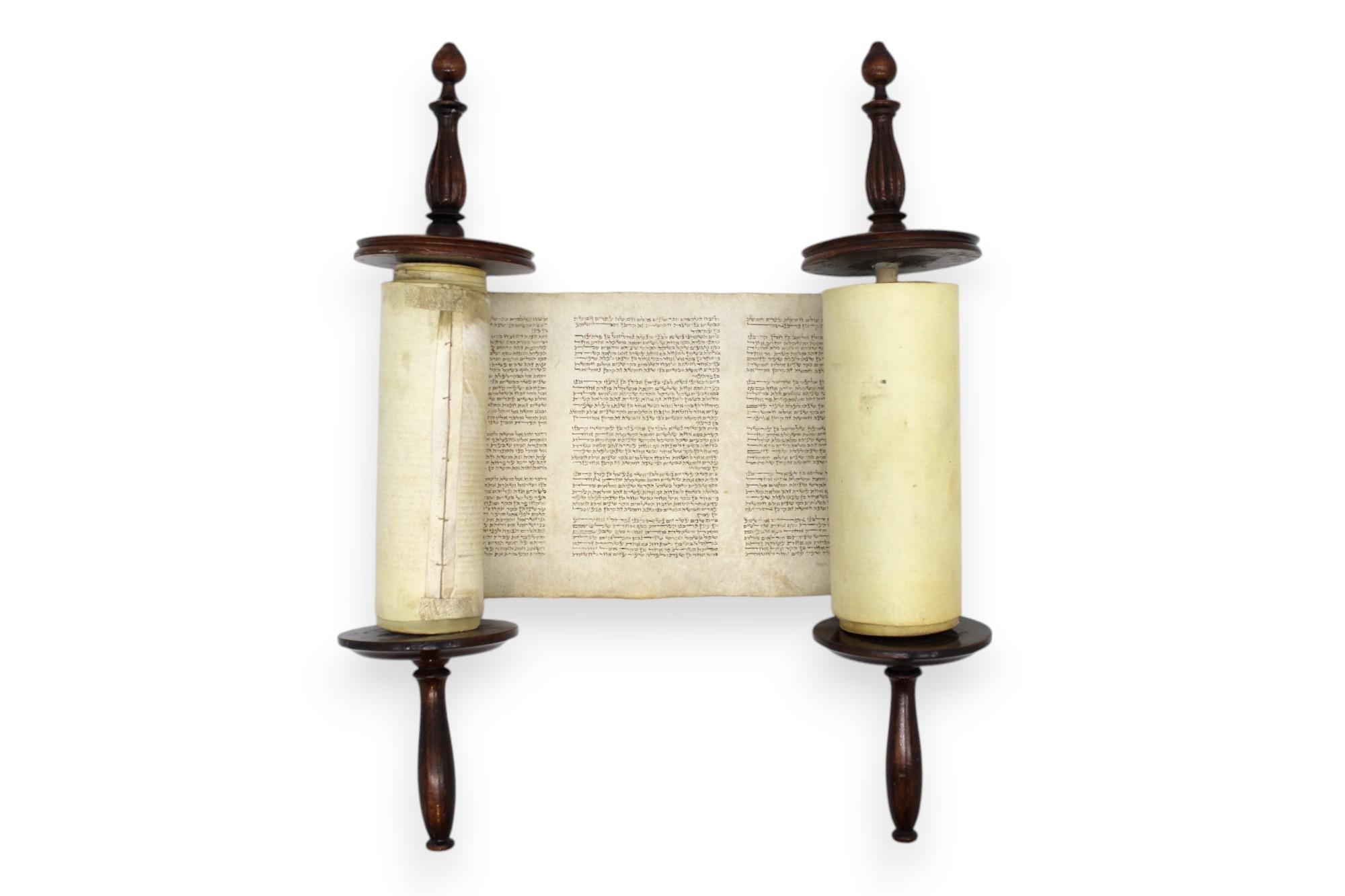 Ricamato Antico Sefer Torah in miniatura scritto su pergamena in vendita