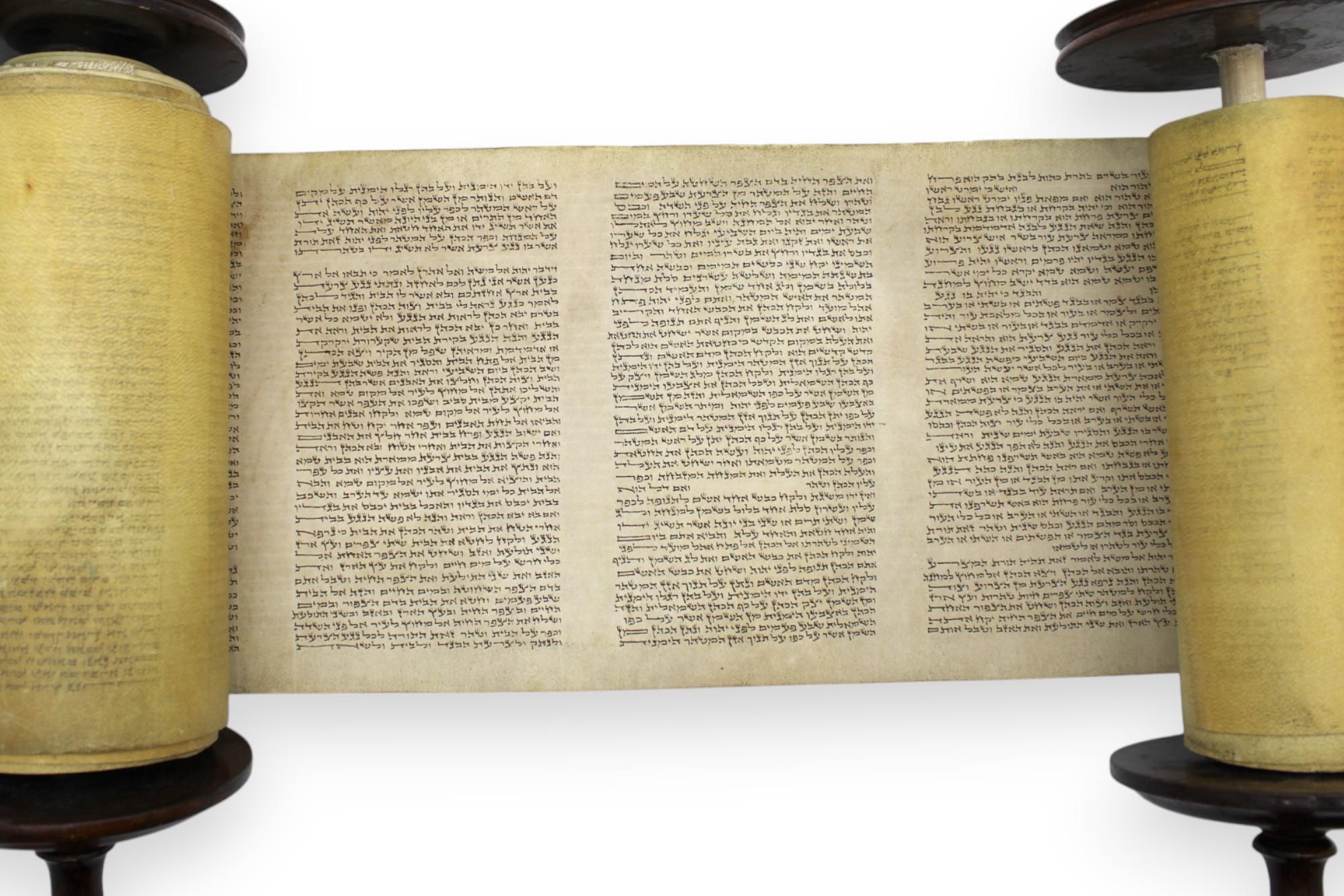 Antico Sefer Torah in miniatura scritto su pergamena In condizioni buone in vendita a New York, NY