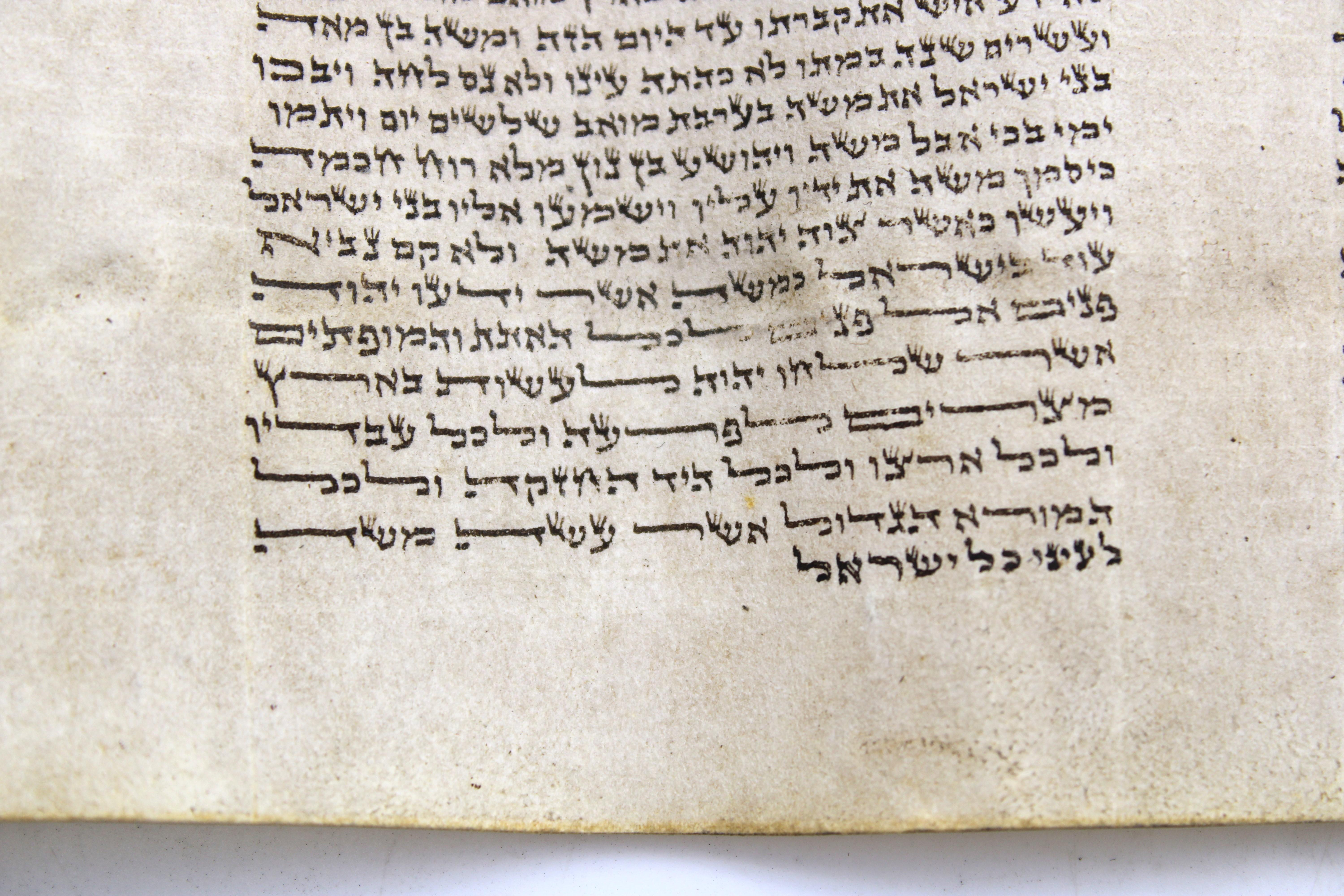 Pellame Antico Sefer Torah in miniatura scritto su pergamena in vendita