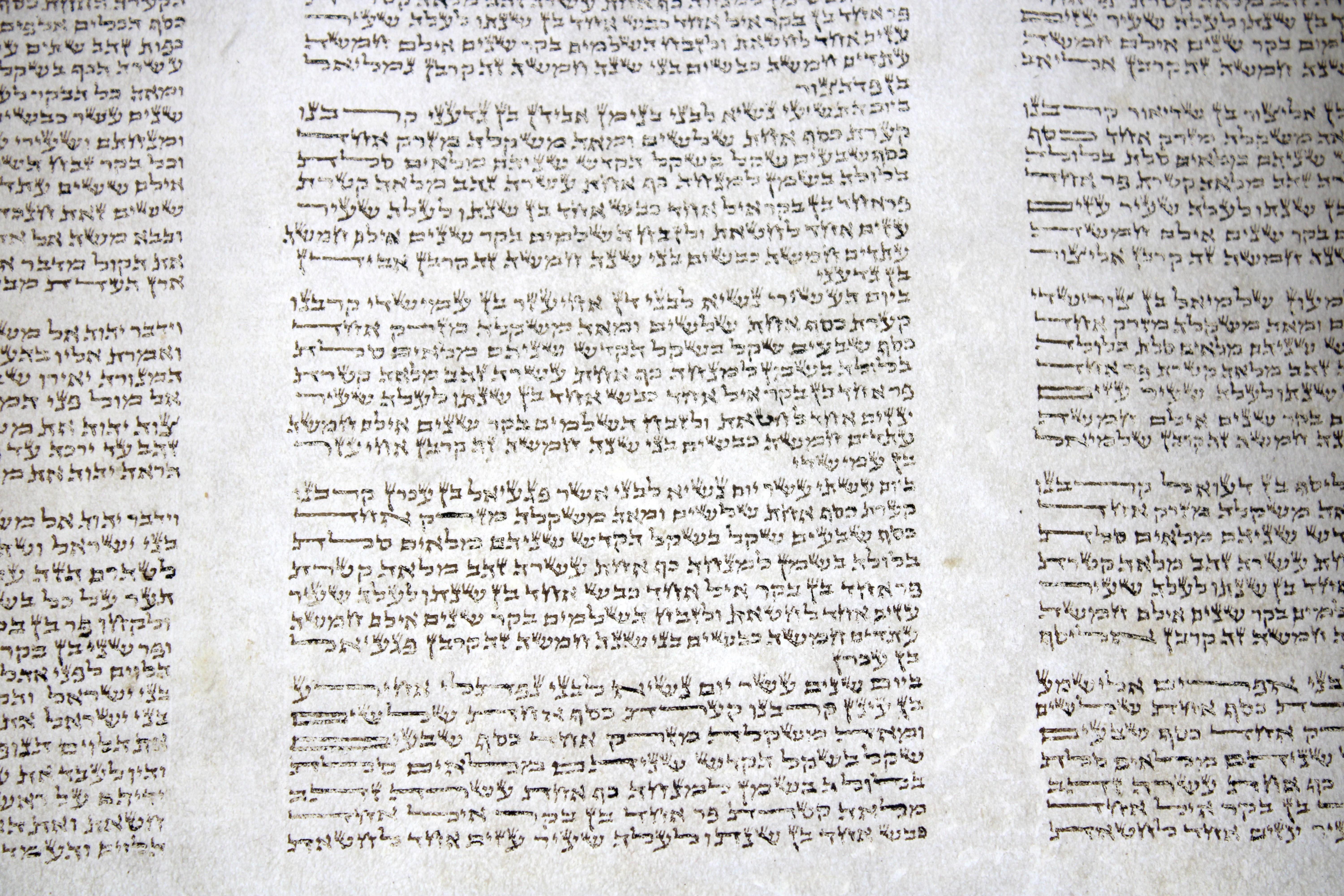 XX secolo Antico Sefer Torah in miniatura scritto su pergamena in vendita