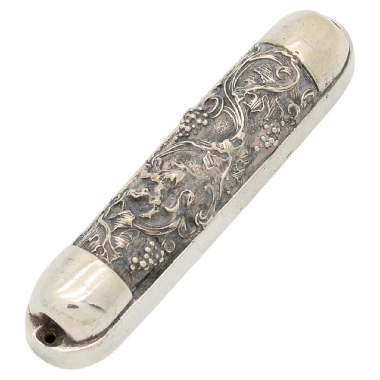 Mezuzah-Hülle aus Feinsilber mit Repoussé-Verzierung von Henryk Winograd, New York, um die 1990er Jahre