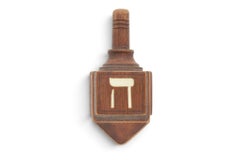 Dreidel americano de madera con letras hebreas incrustadas, de alrededor de los años 60-70