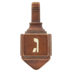 Dreidel americano de madera con letras hebreas incrustadas, de alrededor de los años 60-70