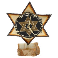 Reloj hebreo de técnica mixta «Judaica» de Steve Anderson, con la Estrella de David sobre una base de piedra