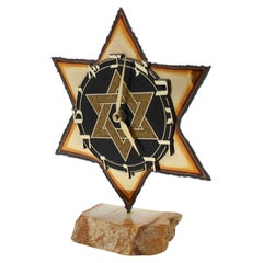Reloj hebreo de técnica mixta «Judaica» de Steve Anderson, con la Estrella de David sobre una base de piedra