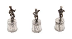 Set di tre bicchierini da shot russi in argento con decorazioni fantasiose raffiguranti personaggi danzanti e musicali