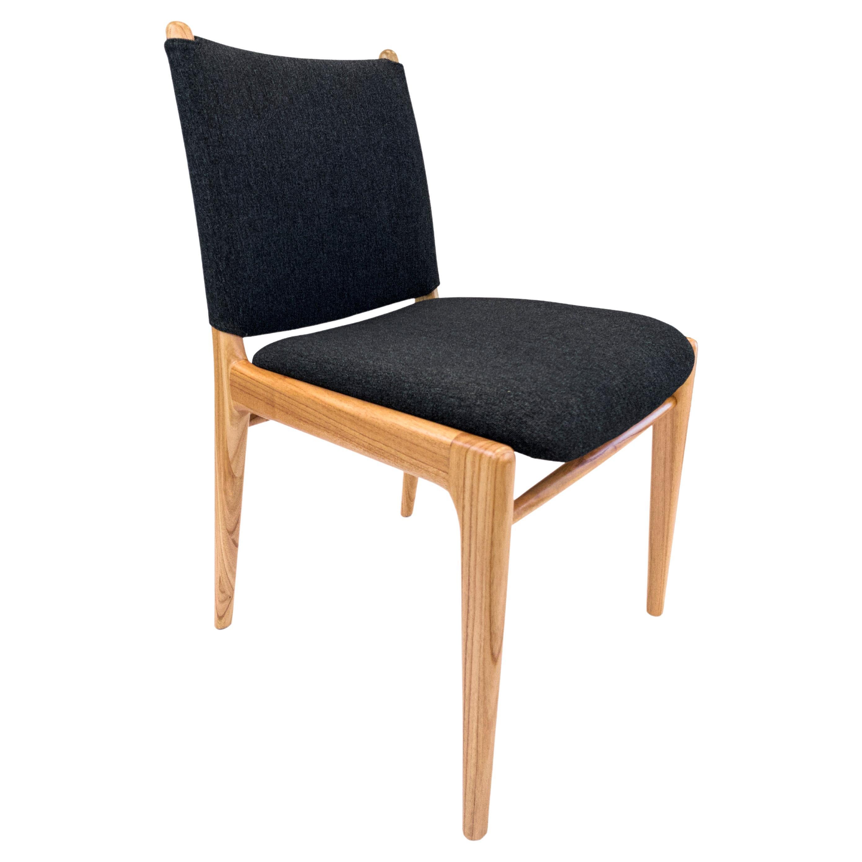 La chaise Cappio met en valeur notre magnifique finition en bois de chinaberry combinée à un superbe tissu noir. Cette chaise présente un design unique de boucles sur le dossier de l'assise. Notre équipe chez Uultis a conçu ce design simple mais