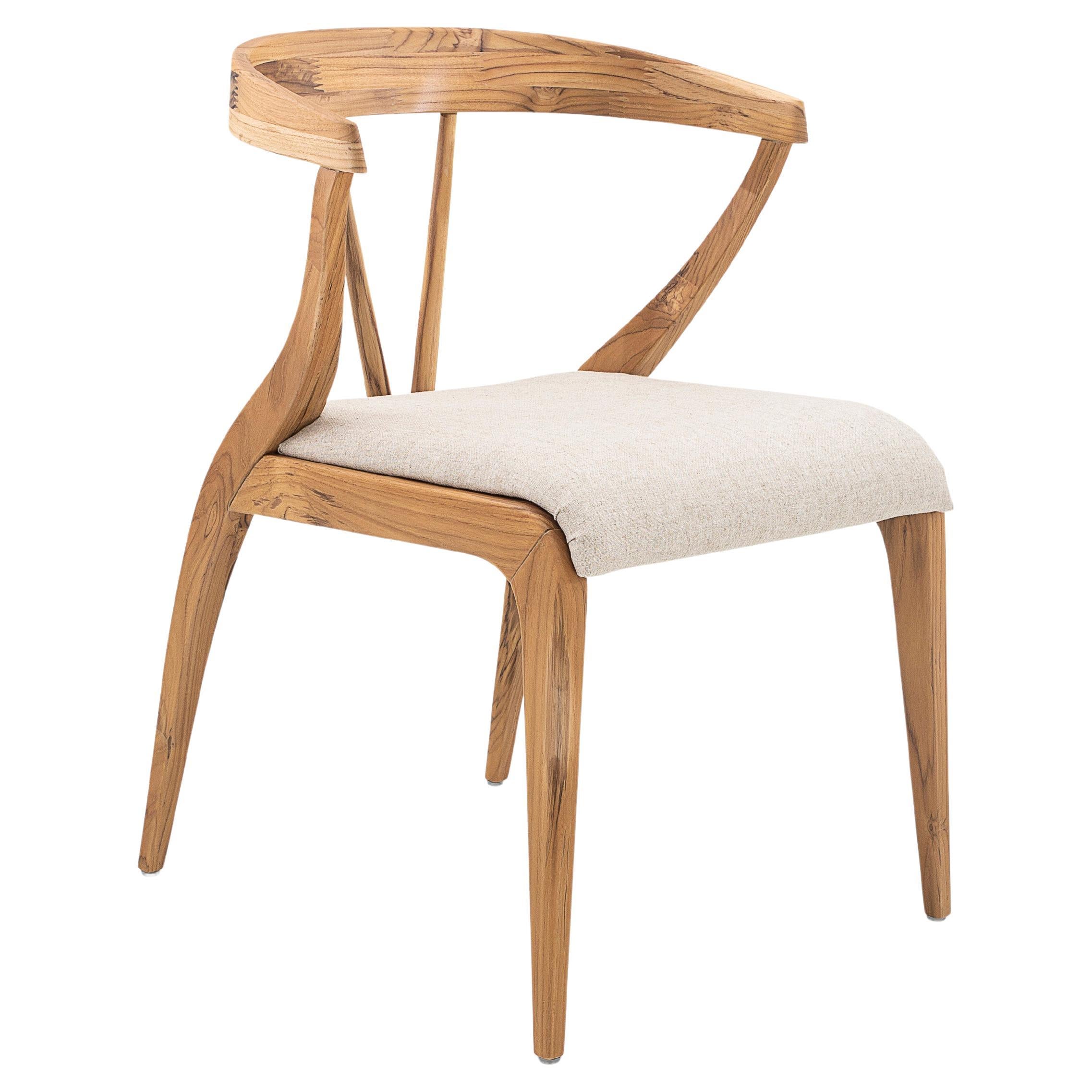 Chaise de salle à manger Mat en bois de teck avec dossier ouvert et coussin de siège en tissu ivoire en vente