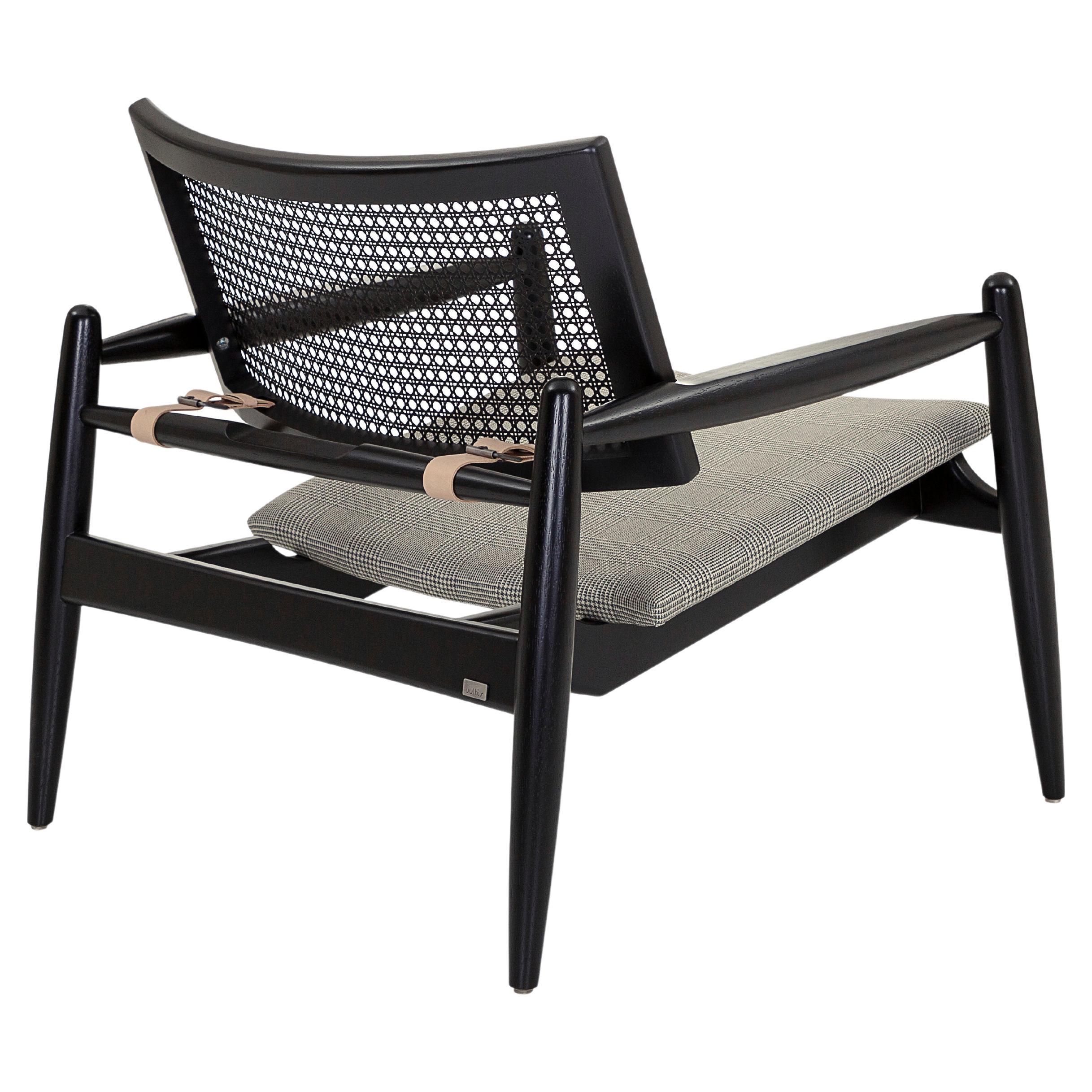 Sillón Soho diseñado por Sérgio Batista para Uultis con acabado negro mate y tela gris a cuadros. *Por favor, comprueba la disponibilidad antes de comprar*.

El sillón Soho aporta elegancia vintage a cualquier interior, con un atrevido acabado en
