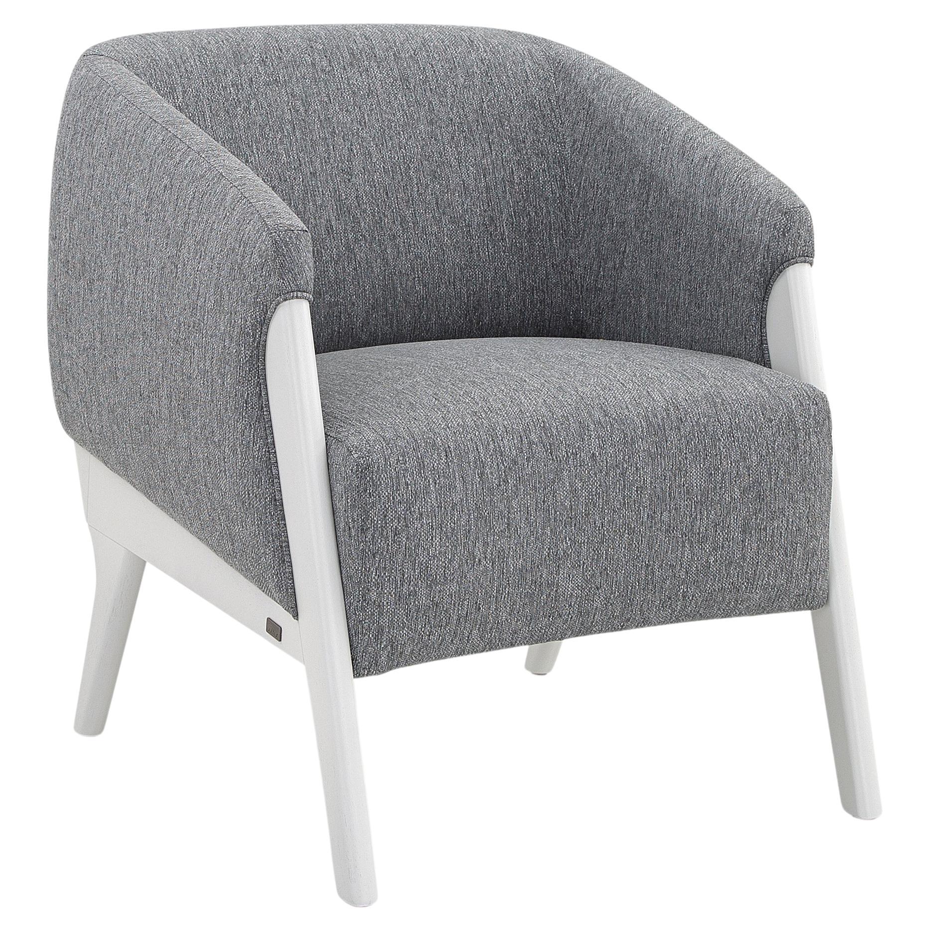 Abra Sessel aus grauem Stoff und weißer Holzoberfläche