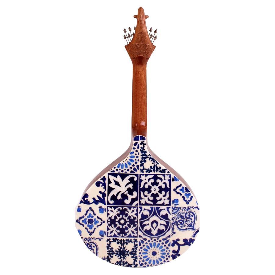 Con l'obiettivo di migliorare la collezione Tudo Isto É, Malabar ha concepito la Chitarra Portoghese Azulejo IV che mostra, in modo rilassato, un magnifico utilizzo della tradizionale piastrella portoghese. Sono uno degli aspetti più importanti