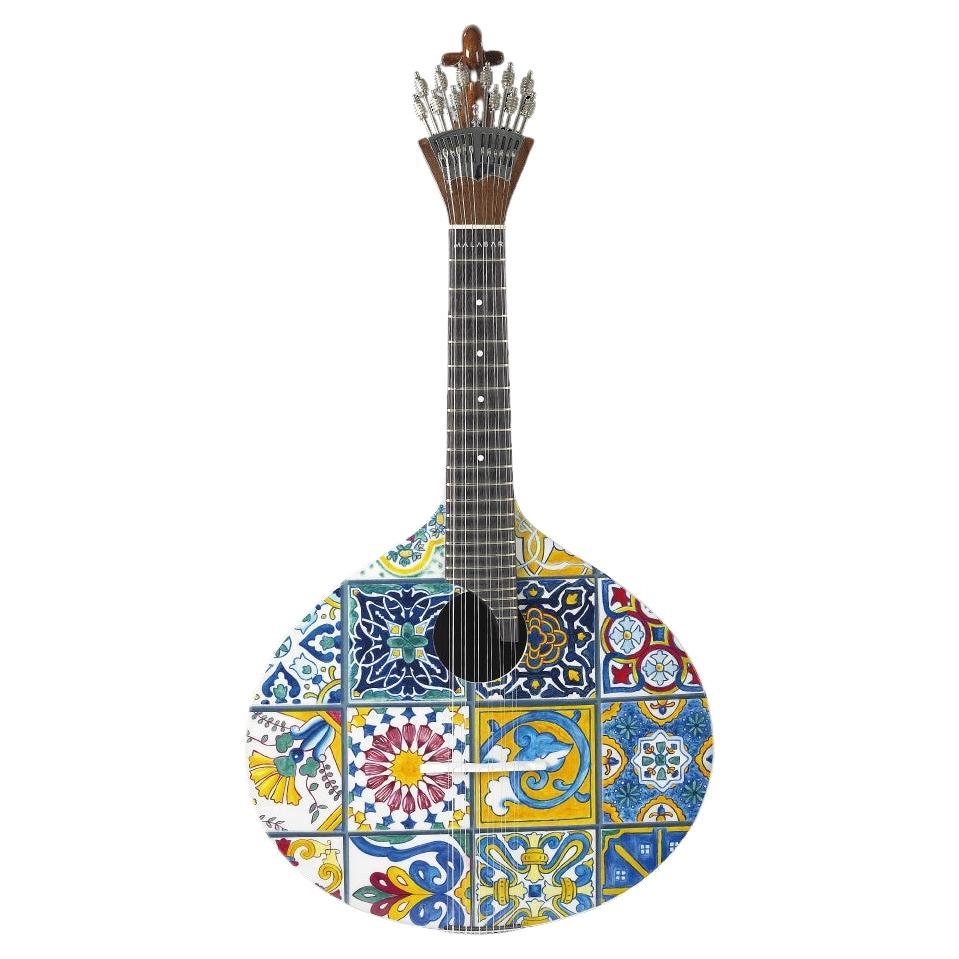 La chitarra portoghese Azulejo I è un tributo all'espressione artistica di una nazione. La storia del popolo è trascritta nelle ceramiche originali, dipinte con colori contrastanti, che decorano le pareti del paese di mare: le piastrelle, un'icona