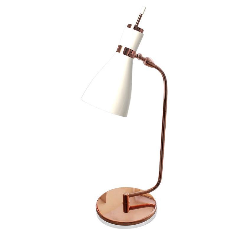 I numerosi isolati di Soho, molti dei quali incorporano elementi architettonici in ghisa con i loro quartieri di lavoro comune per gli artisti, sono stati l'ispirazione per questa lampada da tavolo Mid-Century Modern. La lampada da tavolo