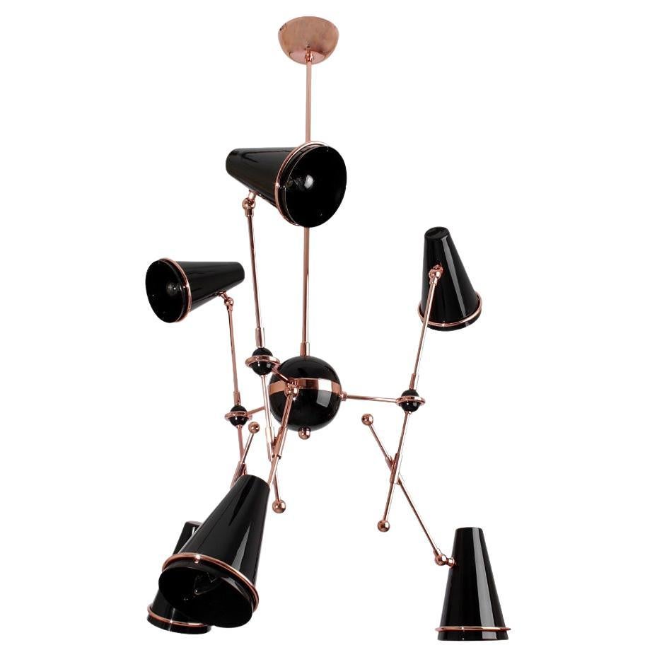 New est un terme relatif à Istambul. Une grande partie de ce que vous verrez ici date du 19e siècle, tout comme cette lampe stylisée. Honorant les compétences en métallurgie des artisans turcs, la suspension moderne Tophane mélange des bras en