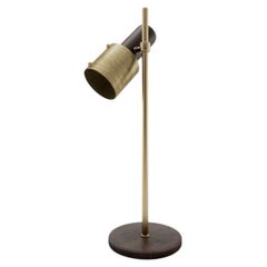 Lampada da tavolo Herschel del XXI secolo in legno di noce realizzata in Portogallo da Wood Tailors