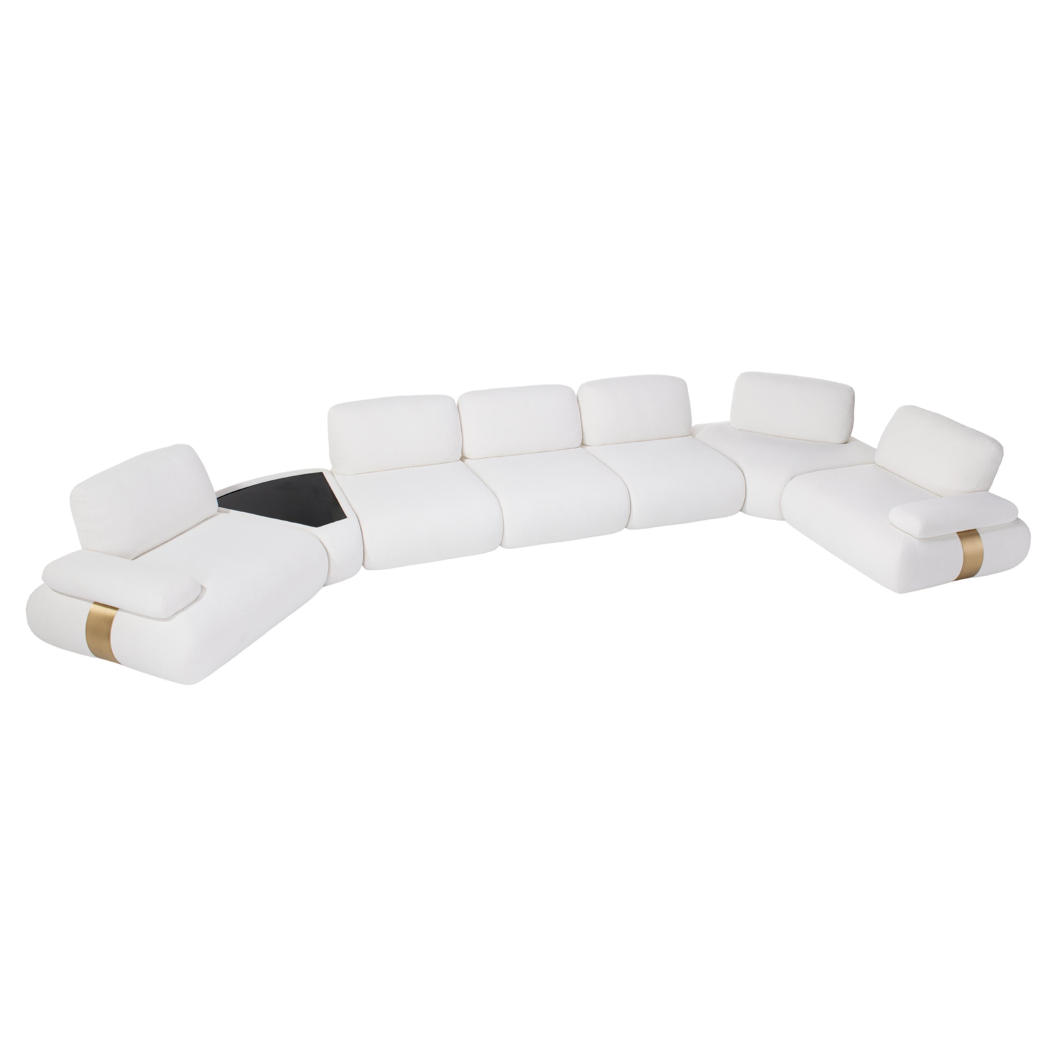 Moderno, elegante y minimalista.
Nuestro sofá Bristol de líneas rectas, silueta perfectamente equilibrada y sorprendente comodidad.
Bristol invita al usuario a sentirse como en casa en cada espacio vital y de trabajo.
Los detalles de latón