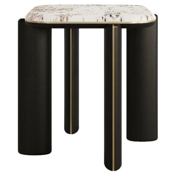 La table d'appoint Elysian est conçue avec des éléments sculpturaux, des matériaux raffinés et des détails précis.

Sa structure élégante en bois massif et ses détails en laiton antique reflètent un savoir-faire exquis. Cette pièce est parfaitement
