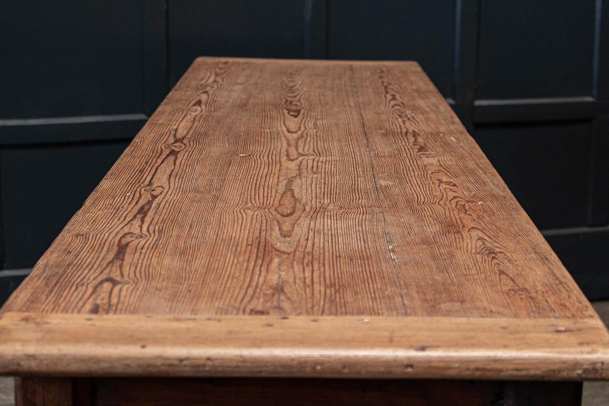 XIXe siècle Grande table de service gothique anglaise en pin du 19ème siècle en vente