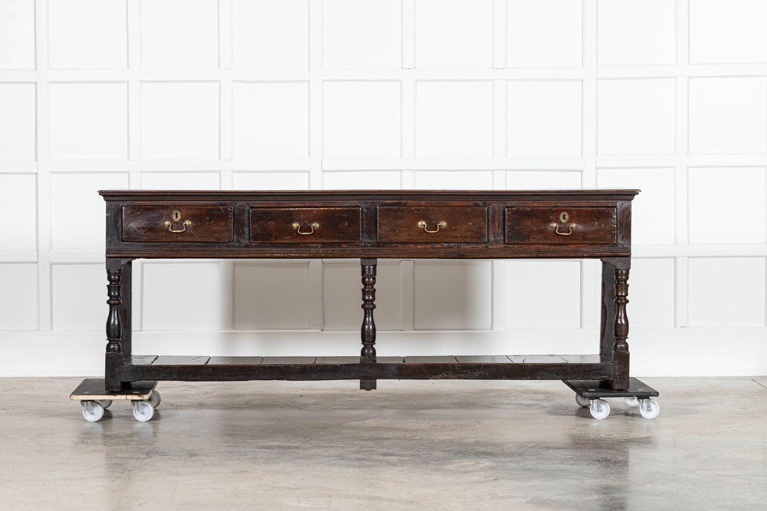 circa 1780
Grande base per cassettone in Oak inglese del XVIII secolo
sku 1945
W204 x D45 x H76 cm
Peso 62 kg
