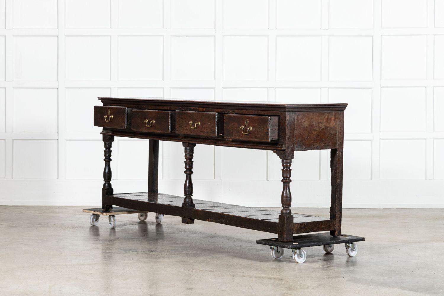 Fino al XVIII secolo Grande base per cassettone in Oak inglese del XVIII secolo in vendita