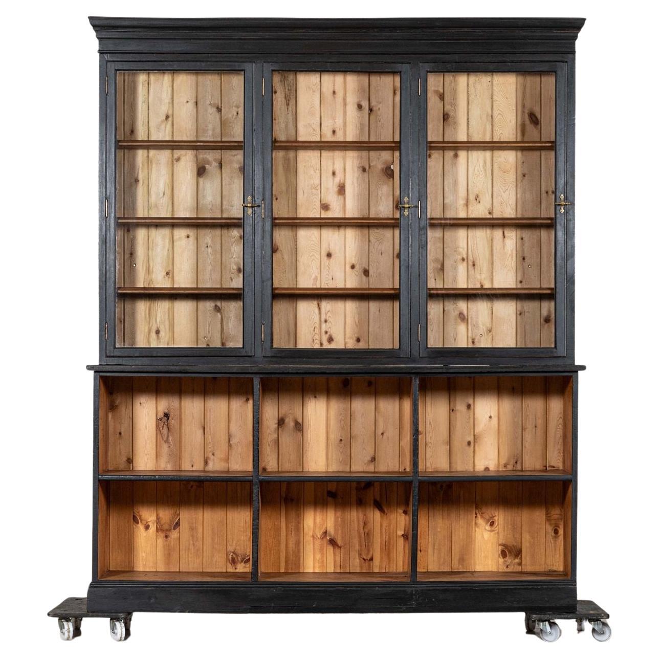 Grande commode-bibliothèque anglaise du 19ème siècle en bois de fruitier ébonisé et en pin glacé