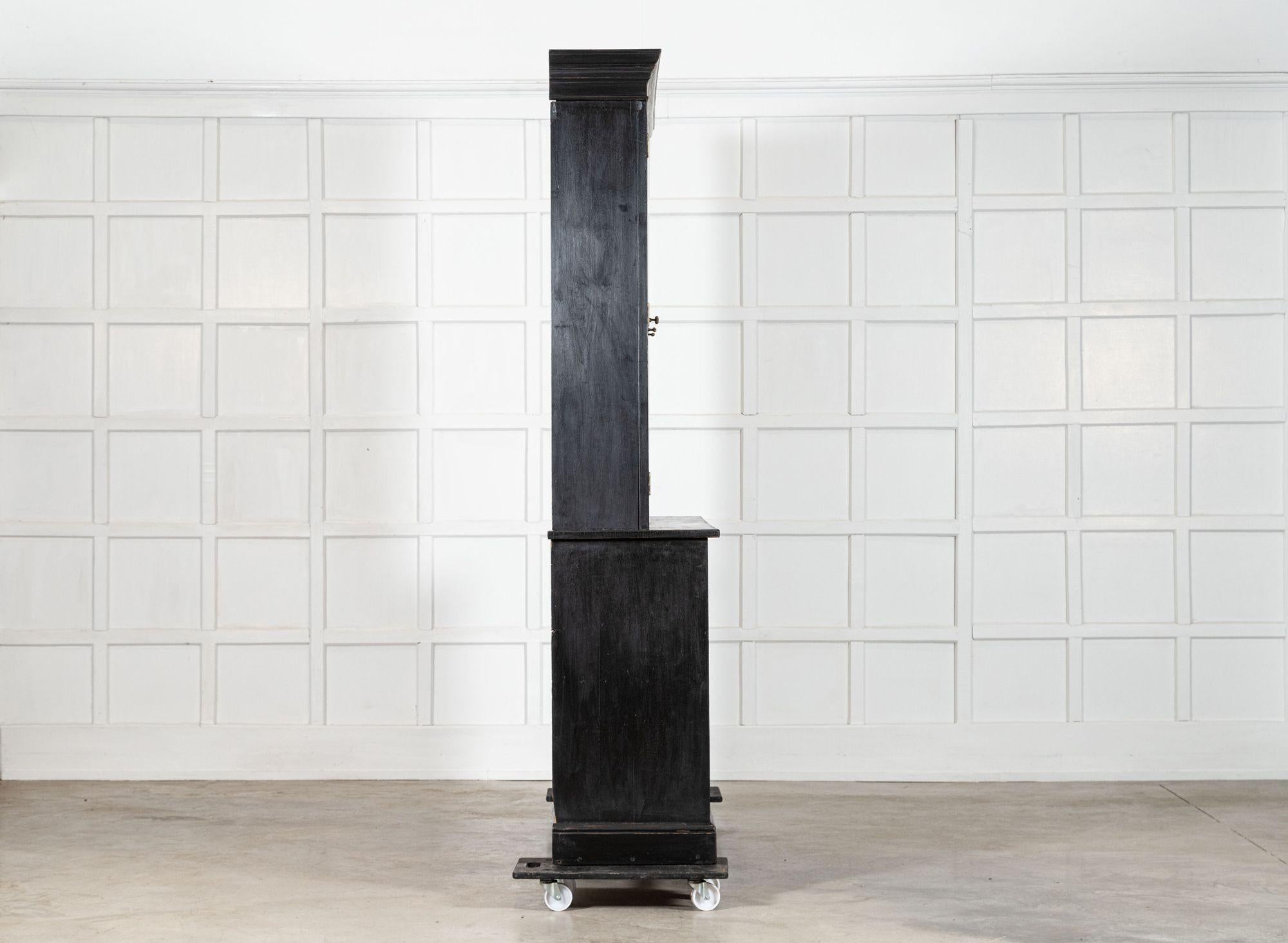 Grande commode-bibliothèque anglaise du 19ème siècle en bois de fruitier ébonisé et en pin glacé en vente 6