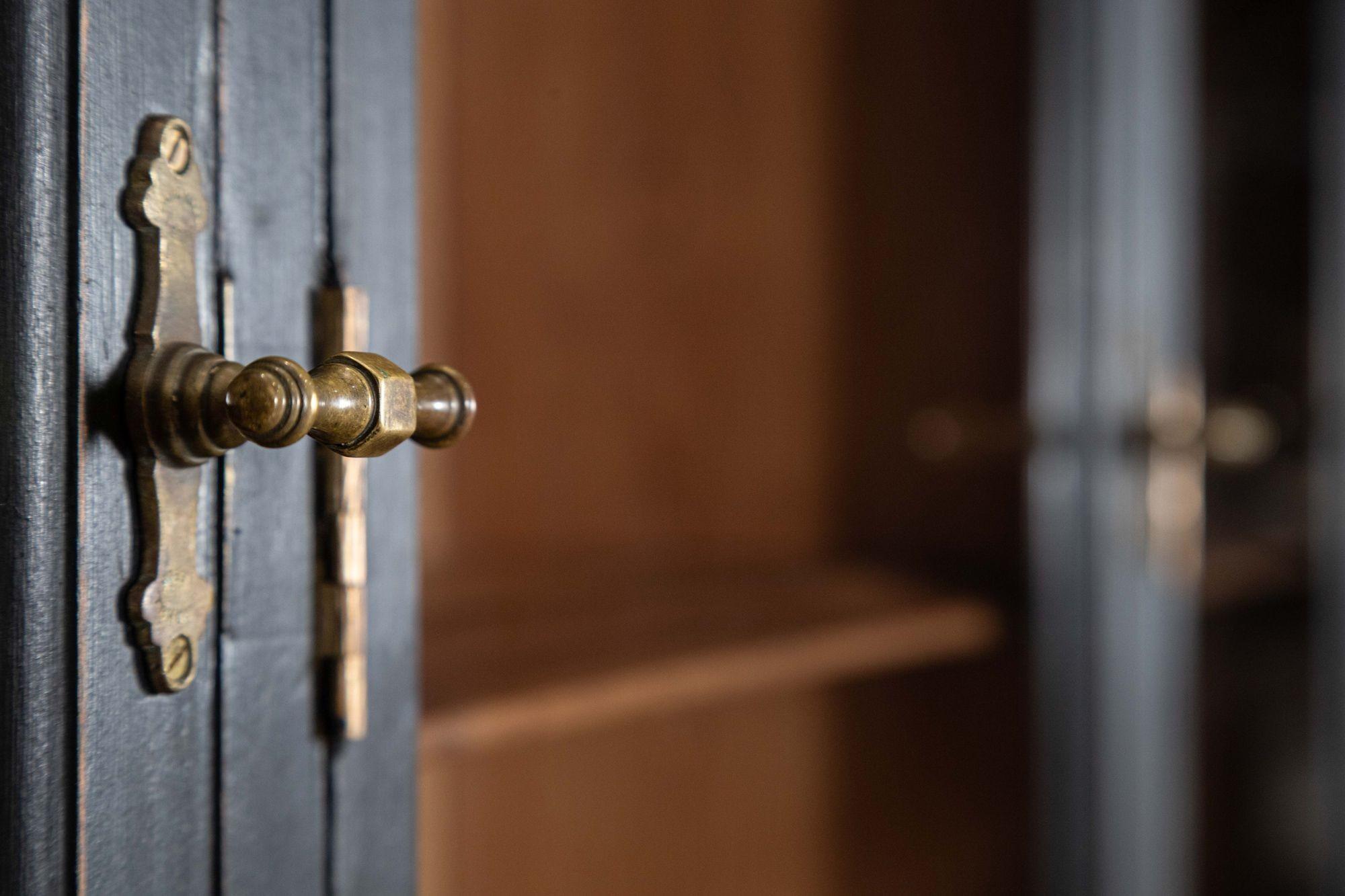 Grande commode-bibliothèque anglaise du 19ème siècle en bois de fruitier ébonisé et en pin glacé en vente 4