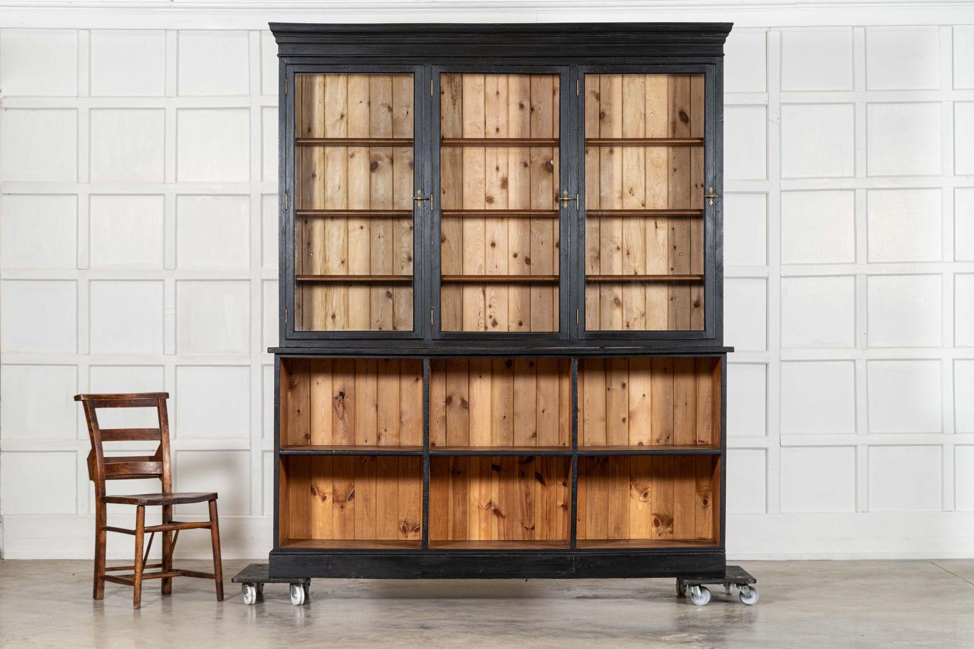 Grande commode-bibliothèque anglaise du 19ème siècle en bois de fruitier ébonisé et en pin glacé en vente 1