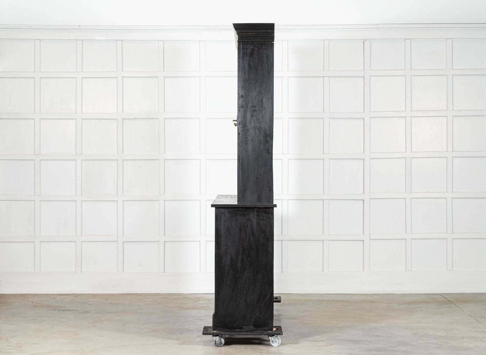 Grande commode-bibliothèque anglaise du 19ème siècle en bois de fruitier ébonisé et en pin glacé en vente 5