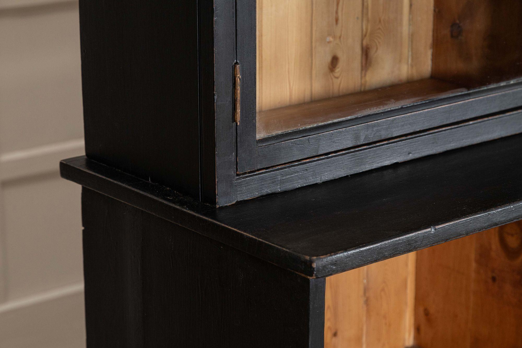 Grande commode-bibliothèque anglaise du 19ème siècle en bois de fruitier ébonisé et en pin glacé en vente 9